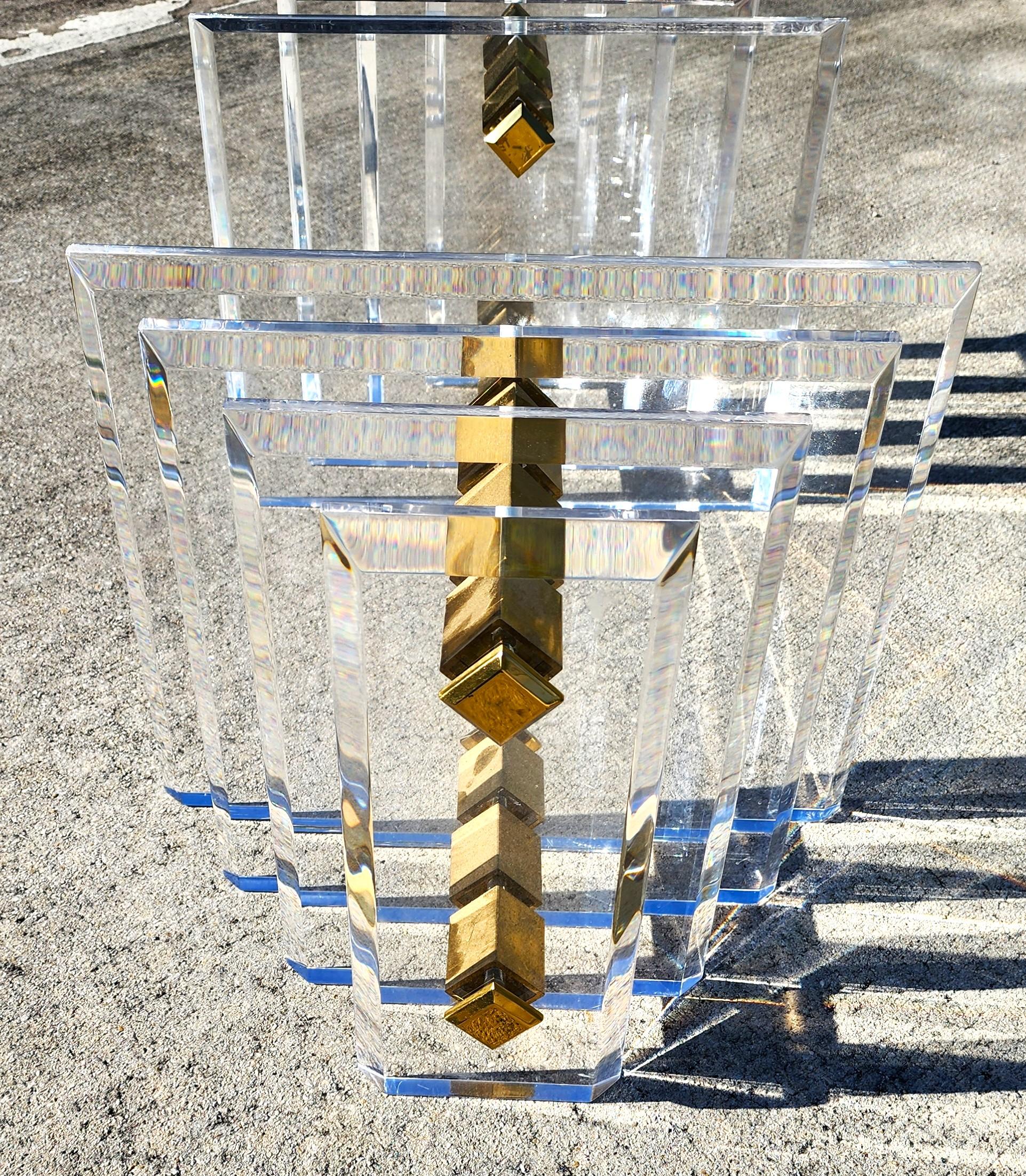 Laiton Table basse en lucite Charles Hollis Jones en vente