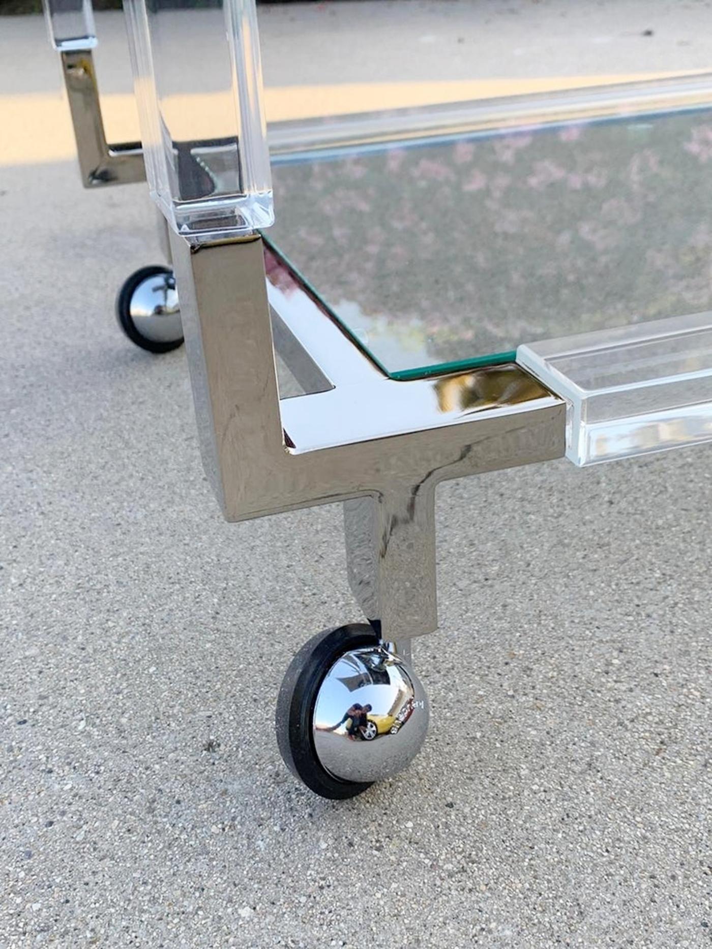 Charles Hollis Jones Chariot de bar en lucite et nickel de la Collectional en vente 3