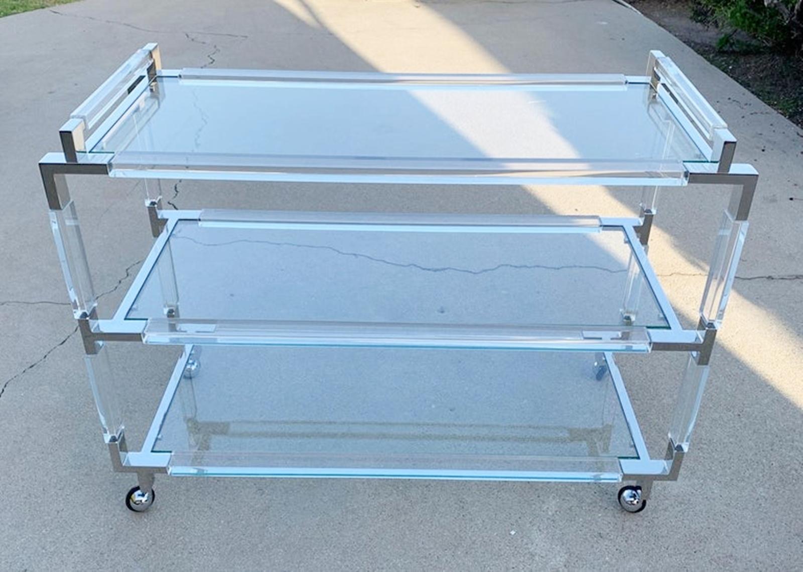 Charles Hollis Jones Chariot de bar en lucite et nickel de la Collectional Bon état - En vente à Los Angeles, CA