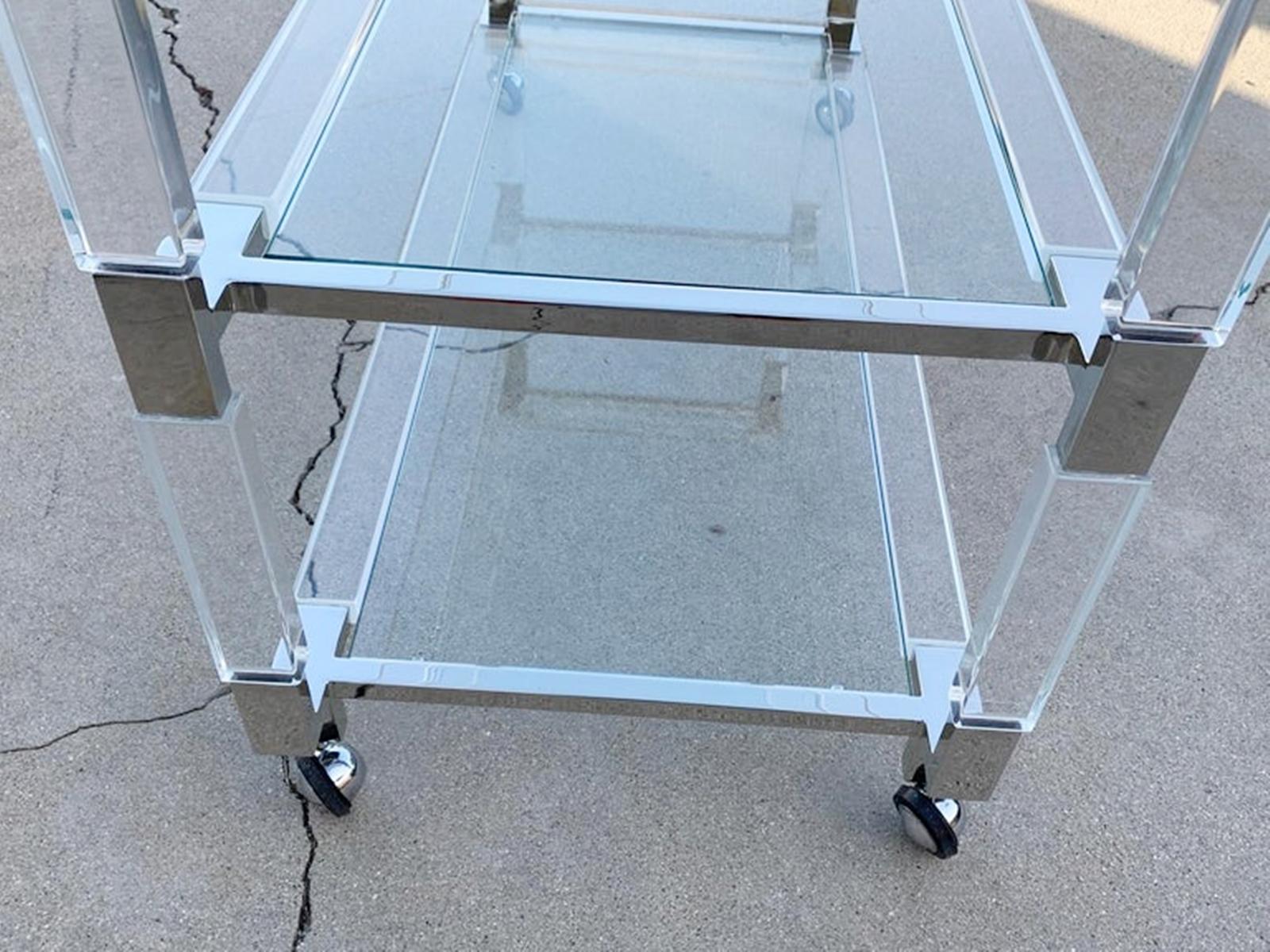 Charles Hollis Jones Chariot de bar en lucite et nickel de la Collectional en vente 1