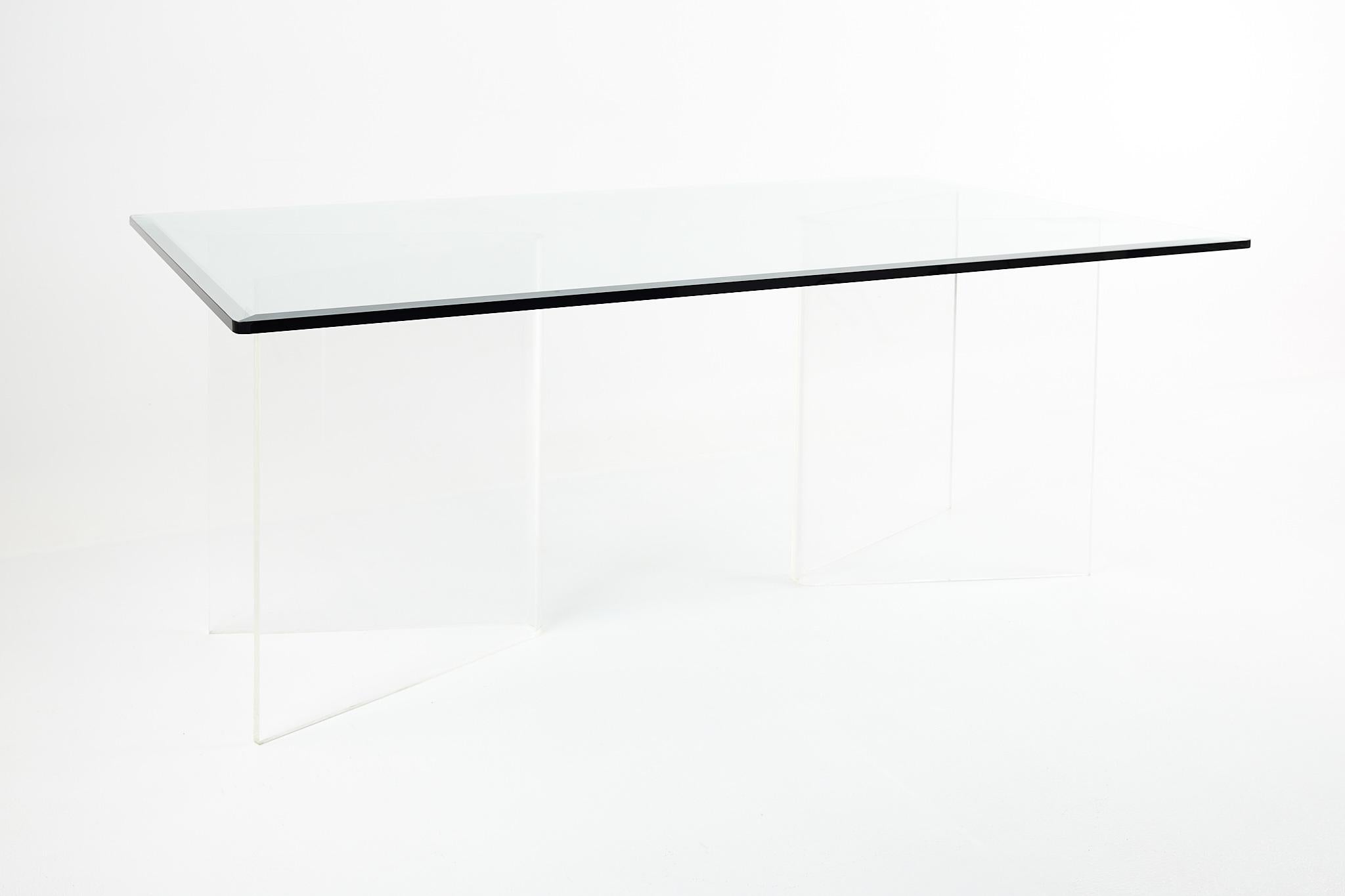 Mesa de comedor Charles Hollis Jones de mediados de siglo con base de cristal y Lucite

Esta mesa mide 72 de ancho x 42 de fondo, con un espacio libre para sillas de 27,5 pulgadas

(Las medidas para la altura están pendientes)

Todos los