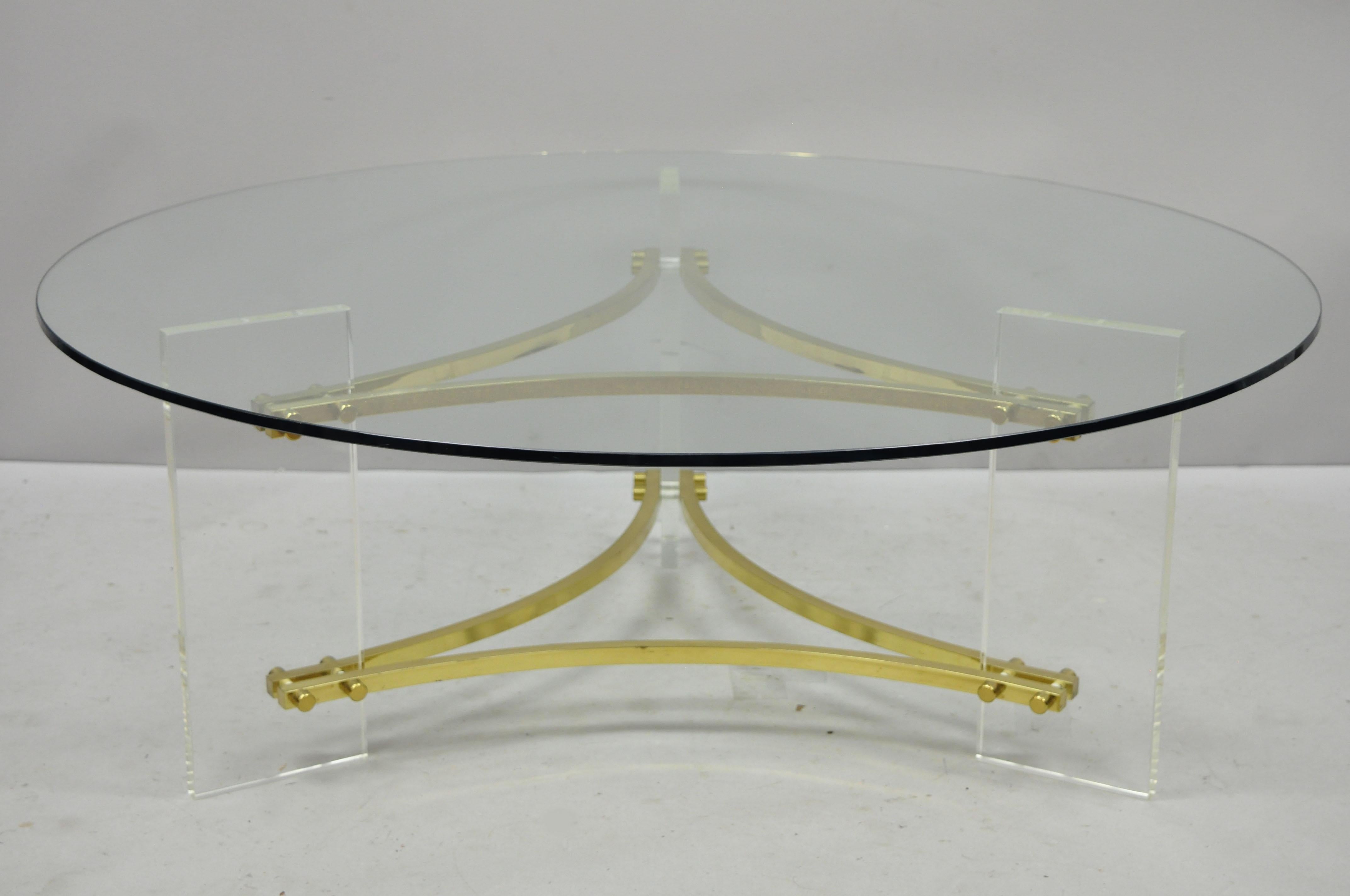 Charles Hollis Jones Table basse ronde en laiton et verre Lucite, de style moderne du milieu du siècle. Table ronde en verre, trois pieds en Lucite, supports en laiton, vers le milieu du 20e siècle. Mesures : 15.5