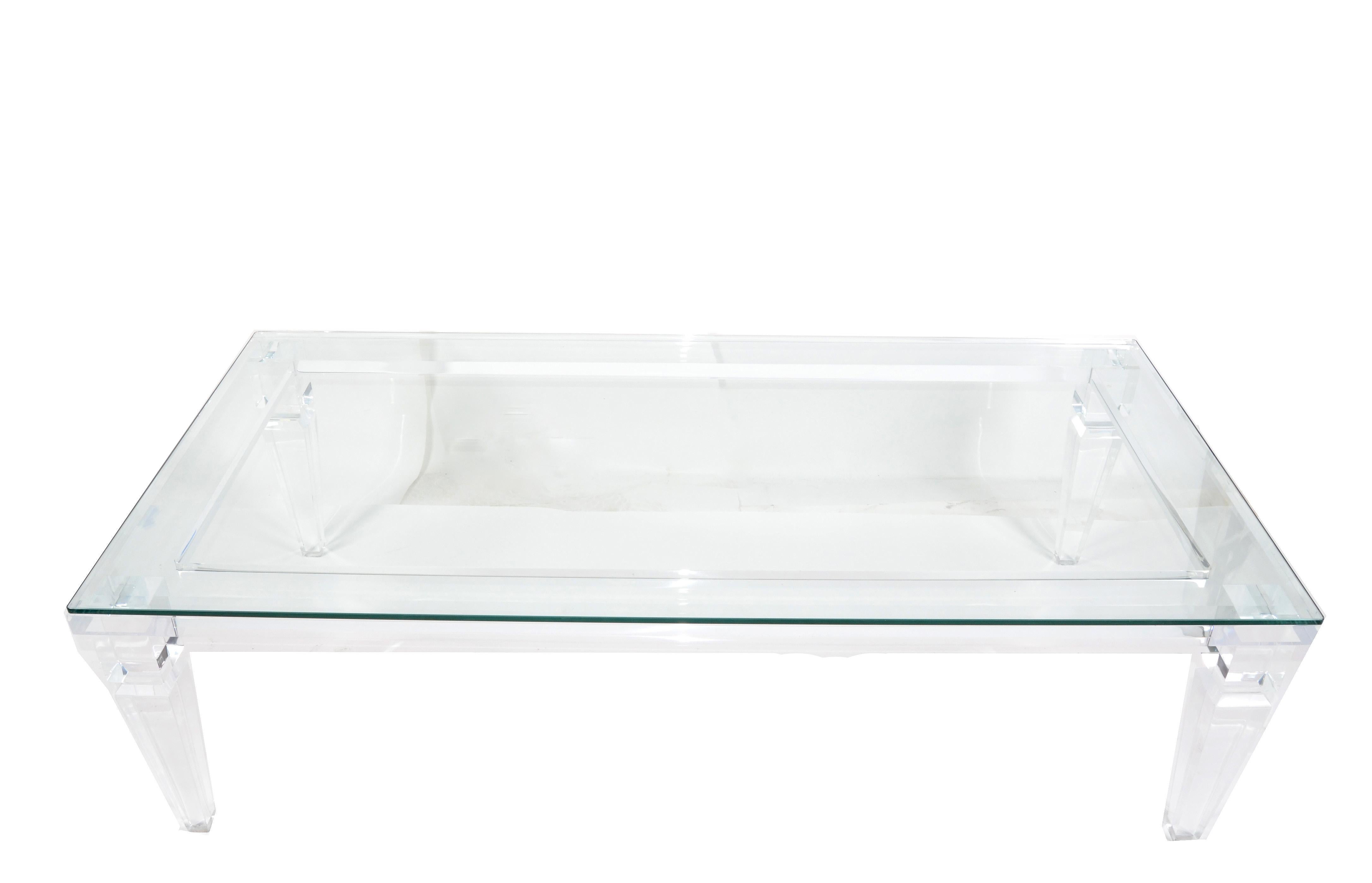 Table basse rectangulaire en Lucite et verre biseauté des années 1970 avec des pieds effilés en Lucite par Charles Hollis Jones.
Le cadre en Lucite est construit avec des pieds en Lucite sculptés, robustes et durables.
Comprend un plateau en verre