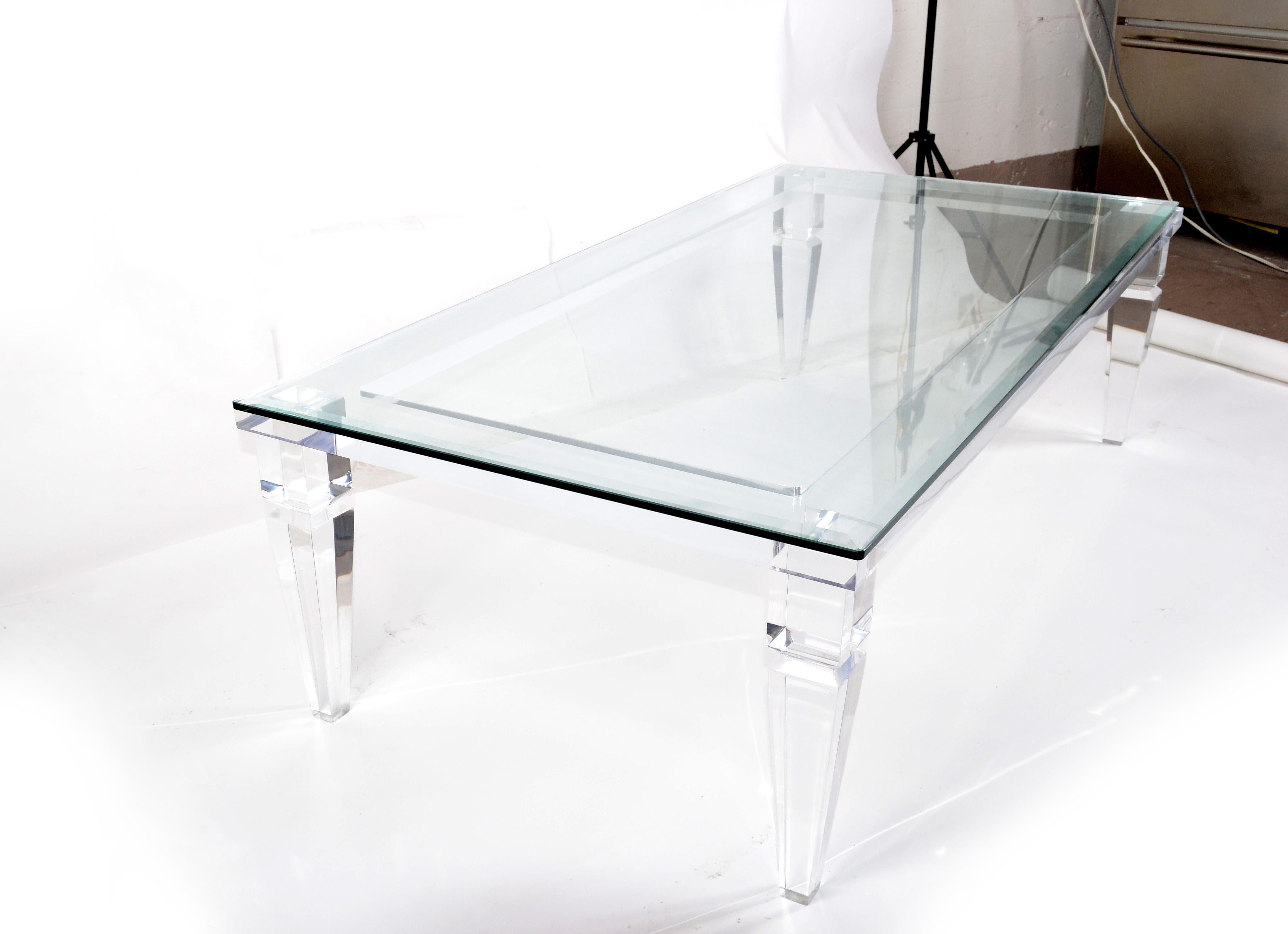Biseauté Table basse moderne mi-siècle en lucite et verre biseauté de Charles Hollis Jones, 1970 en vente