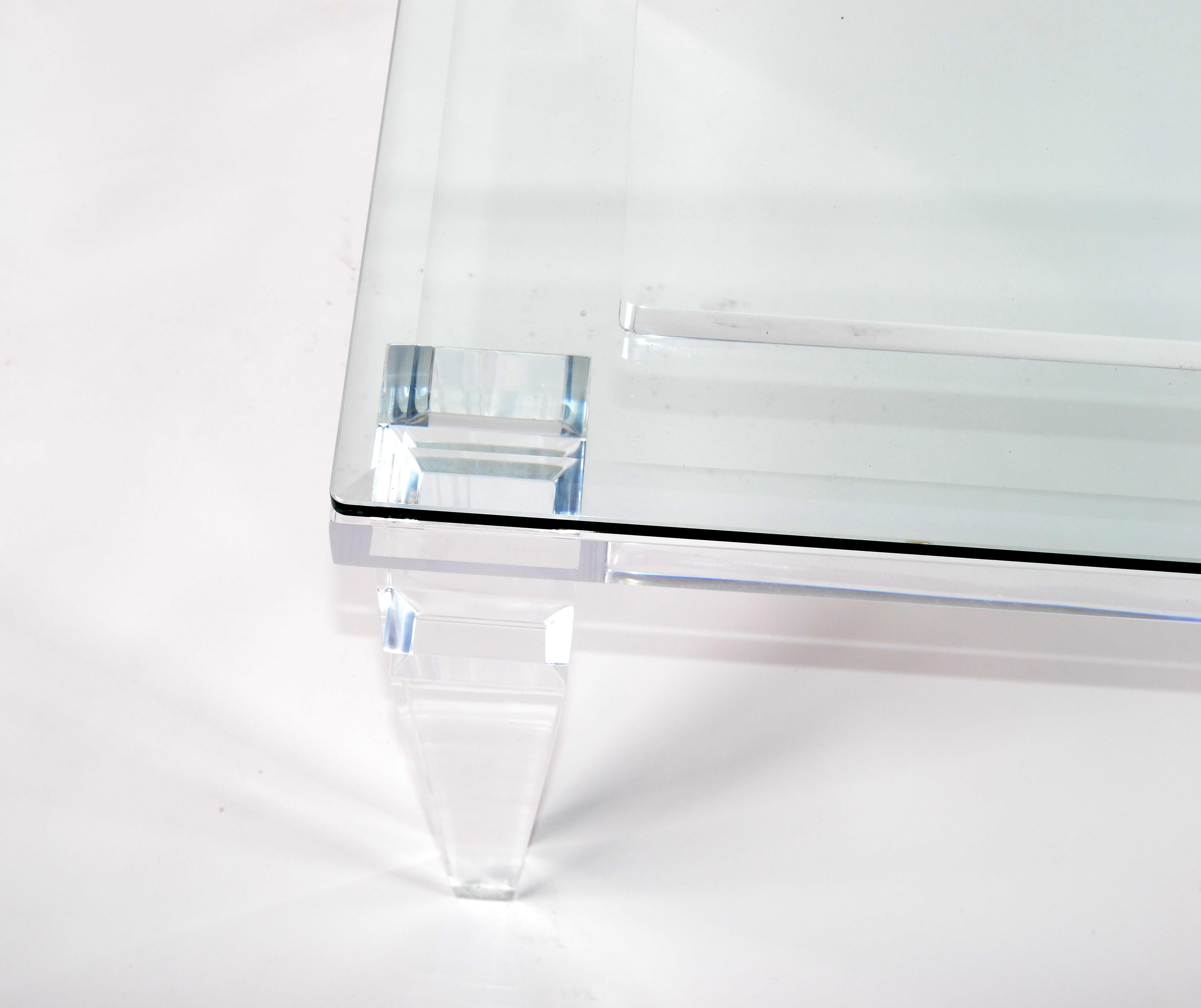 Lucite Table basse moderne mi-siècle en lucite et verre biseauté de Charles Hollis Jones, 1970 en vente