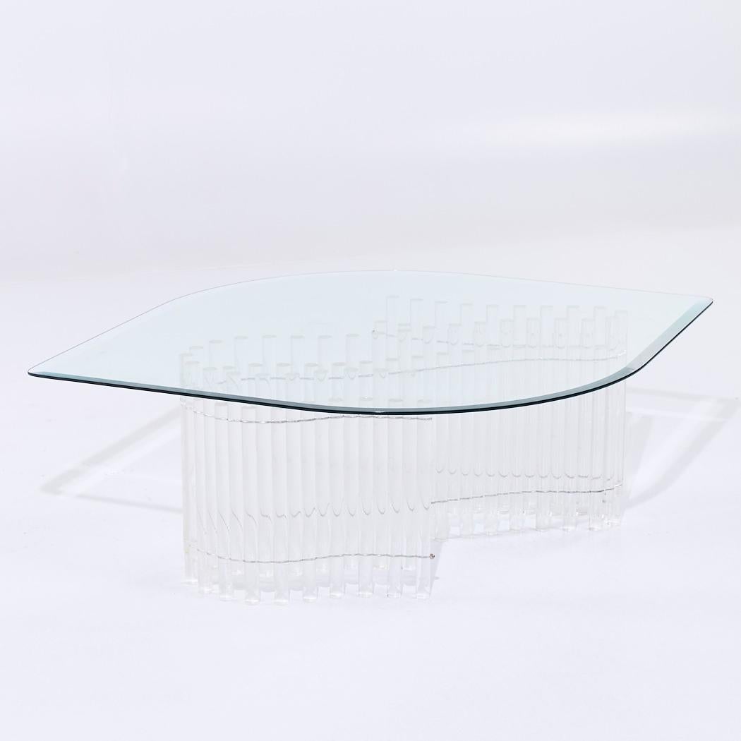 Charles Hollis Jones Table basse en Lucite Tambour du milieu du siècle

Cette table basse mesure : 52.5 de large x 38 de profond x 16.5 de haut

Tous les meubles peuvent être achetés dans ce que nous appelons un état vintage restauré. Cela signifie