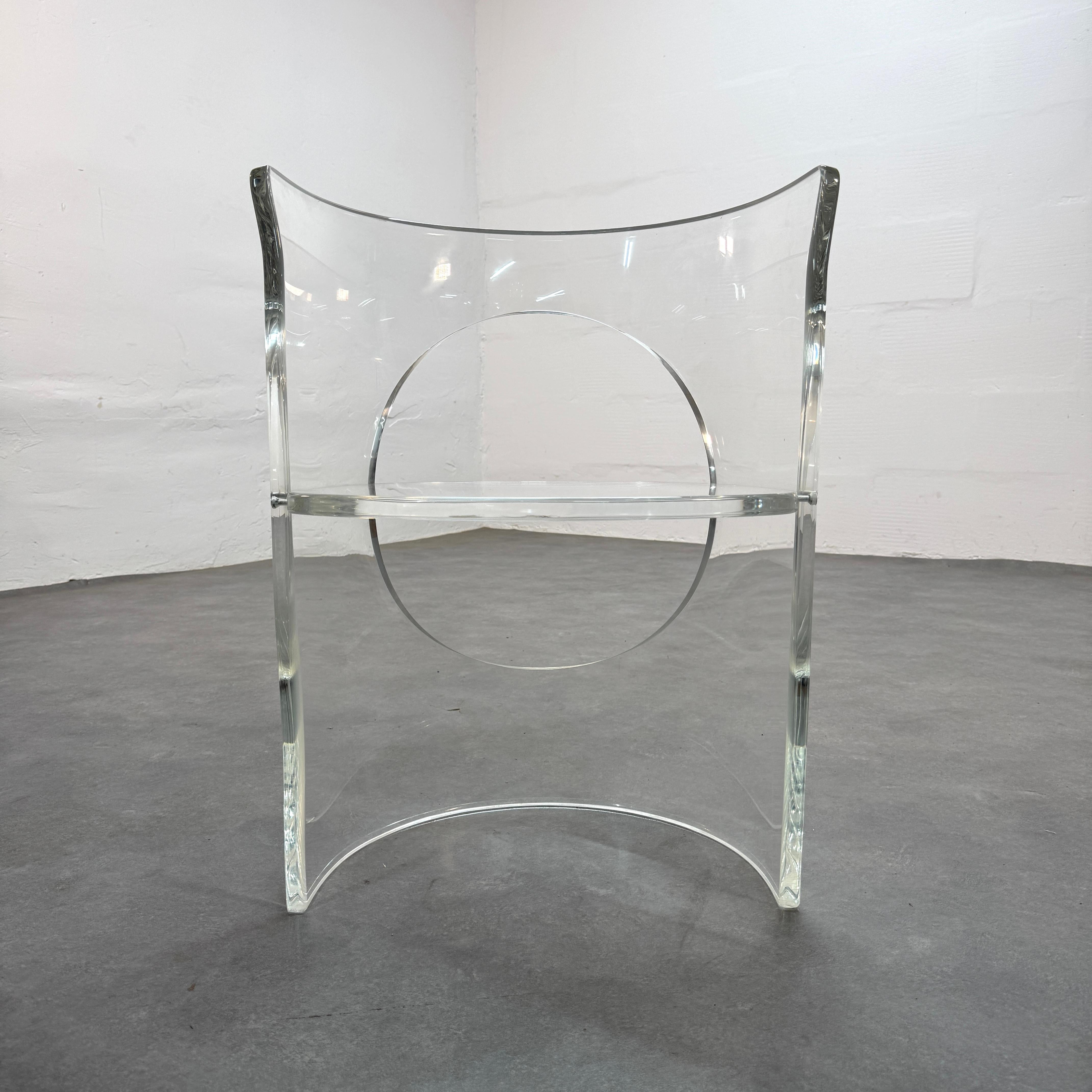 Charles Hollis Jones est un artiste et designer de meubles américain reconnu par la Smithsonian Institution pour son utilisation pionnière de l'acrylique et de la lucite. Né à Bloomington, dans l'Indiana, en 1945, Jones s'est installé à Los Angeles,