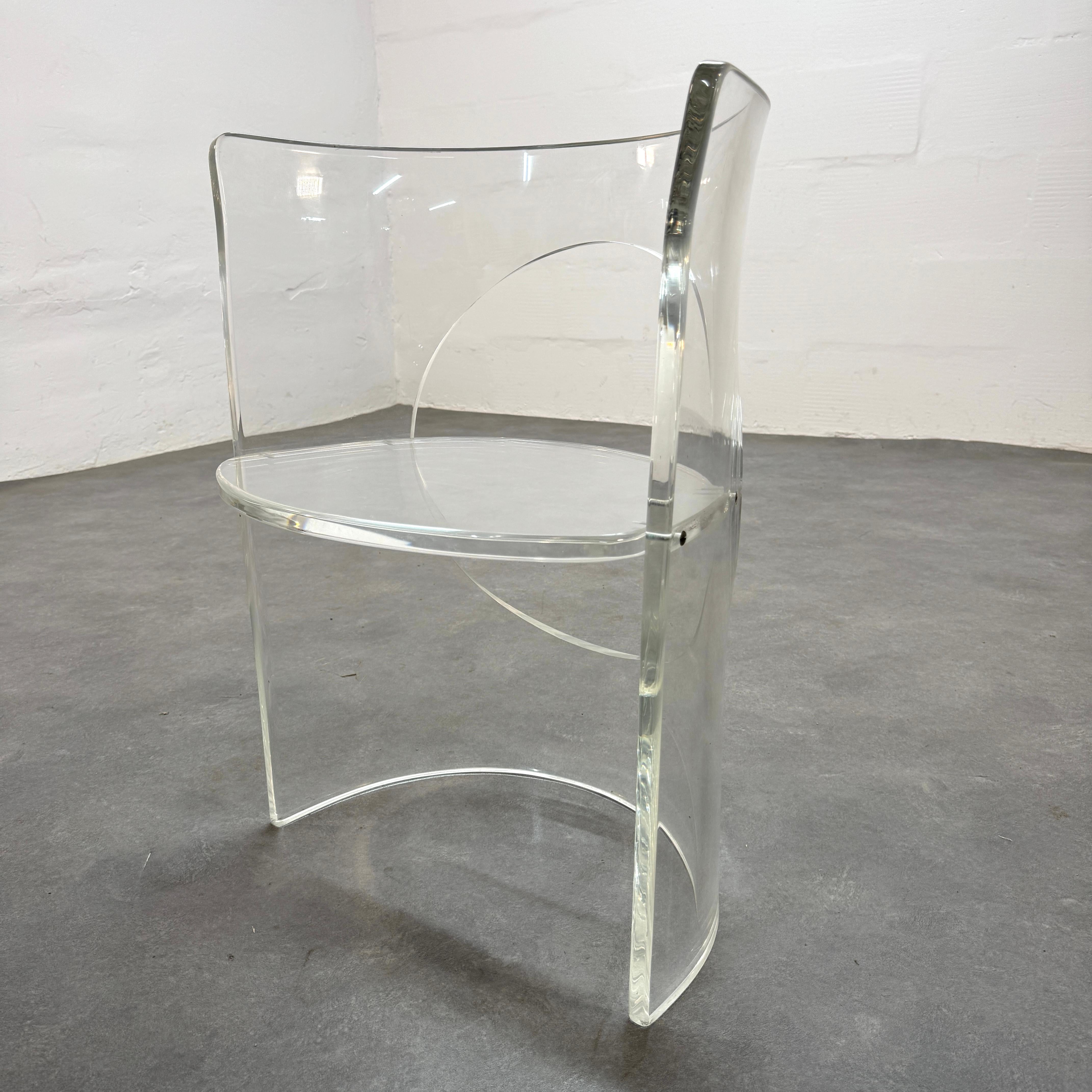 Hollywood Regency Charles Hollis Jones 'O'Barrel lucite chair 1970's. en vente