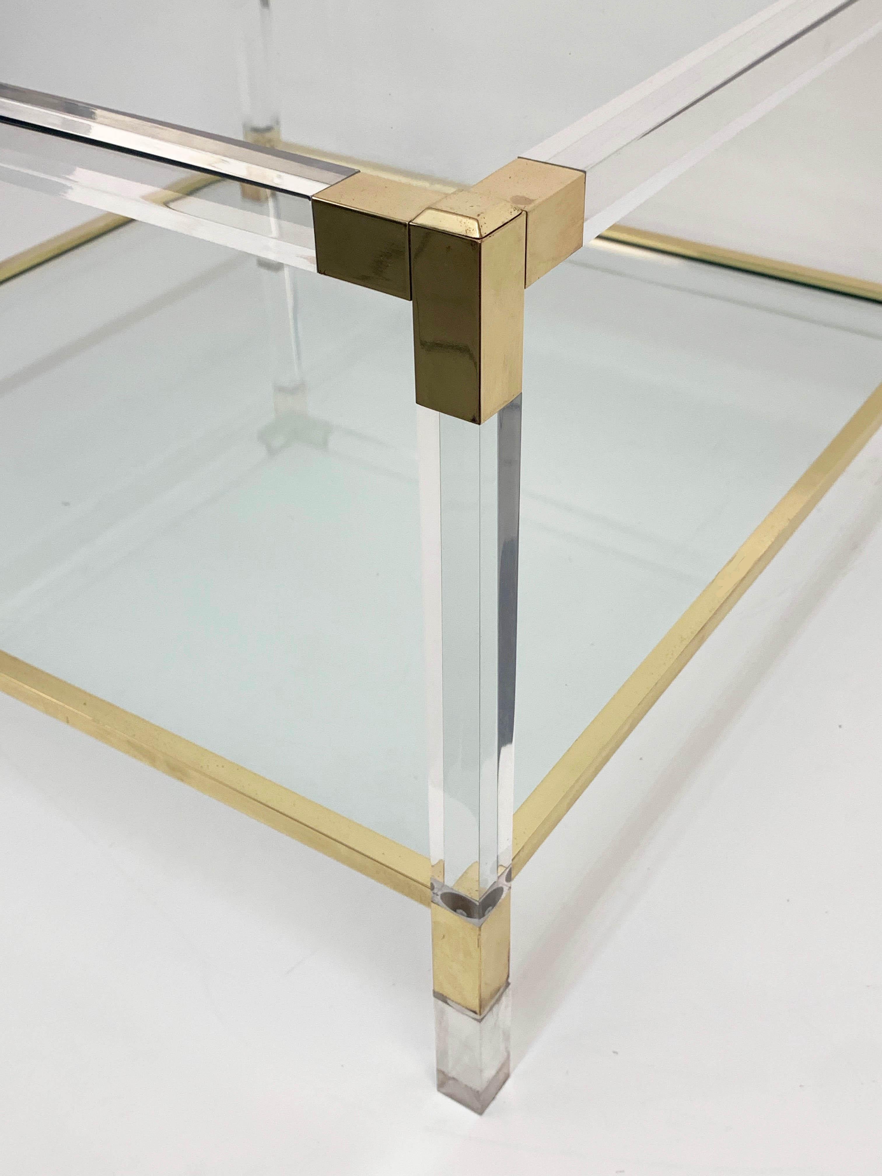 Laiton Table de cocktail carrée italienne en plexiglas et laiton de Charles Hollis Jones, 1970 en vente