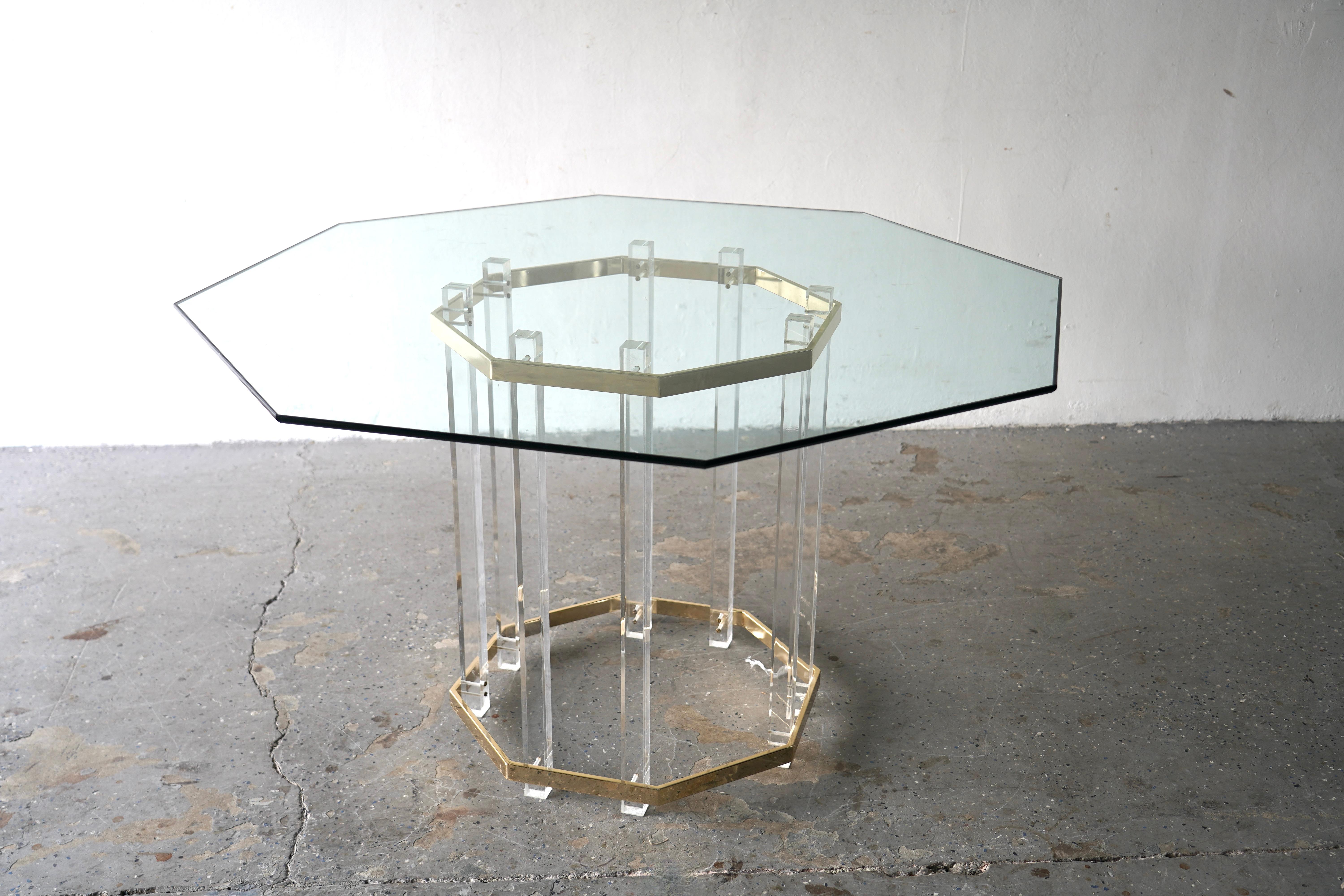 Cette superbe table de salle à manger octogonale, attribuée au célèbre designer Charles Hollis Jones, date de l'époque glamour des années 1970-1980. Il se compose d'une base en acrylique transparent (Lucite) avec des clés dorées brillantes. Le