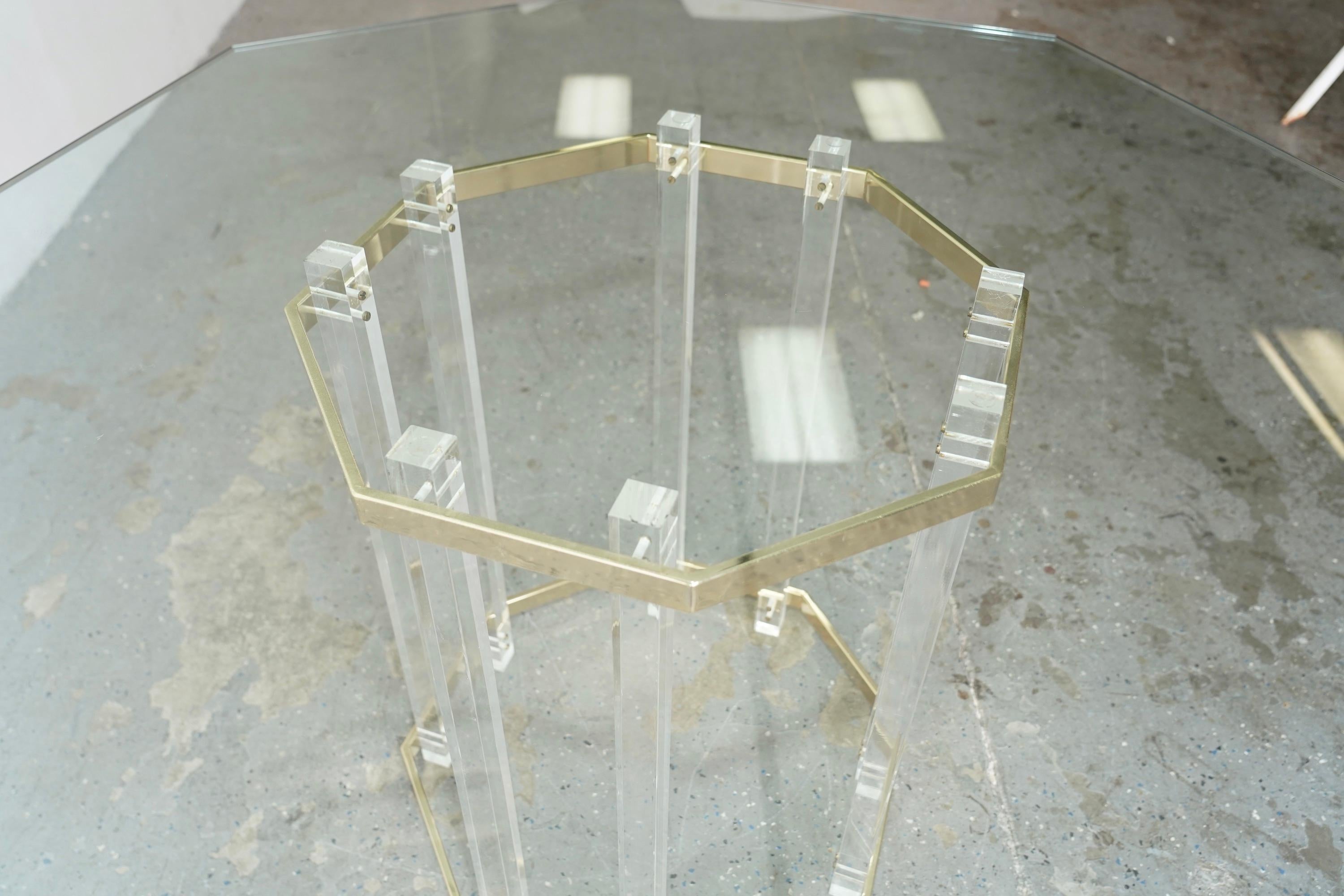 Postmoderne Table de salle à manger octogonale post-moderne en laiton et lucite Charles Hollis Jones en vente