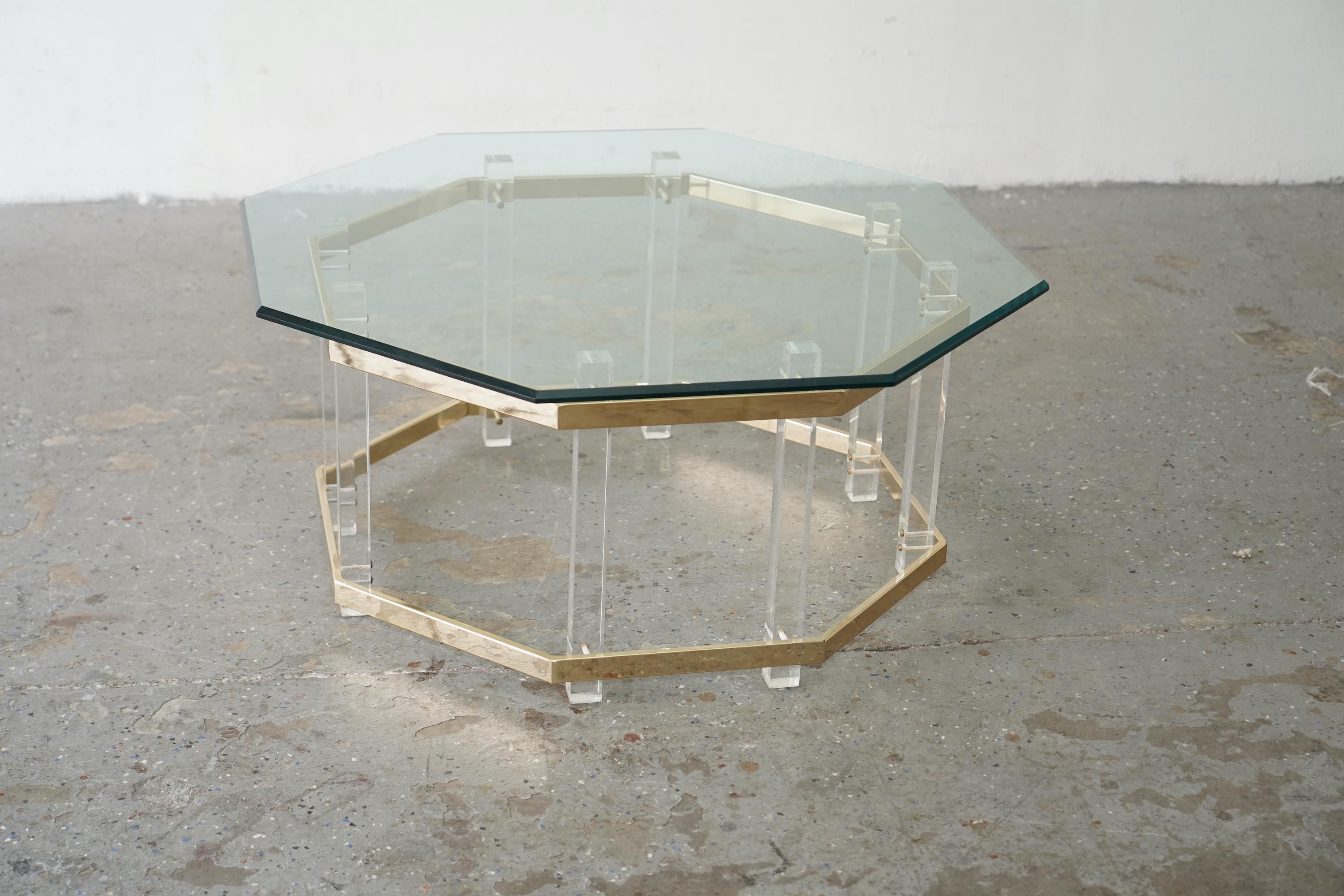 Nord-américain Table de salle à manger octogonale post-moderne en laiton et lucite Charles Hollis Jones en vente