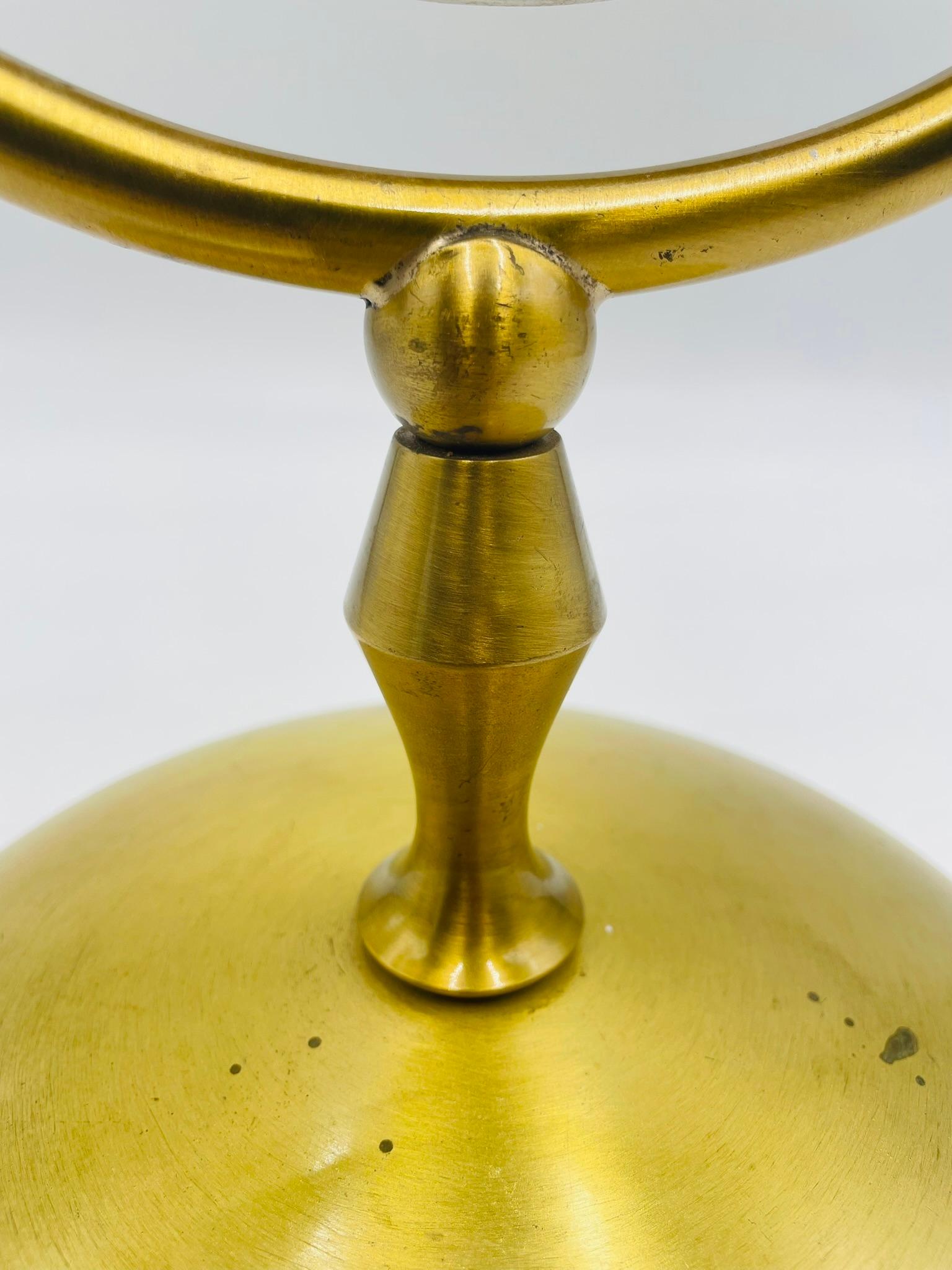 Charles Hollis Jones Miroir pivotant sculptural en laiton, 1960s Hollywood Regency en vente 4