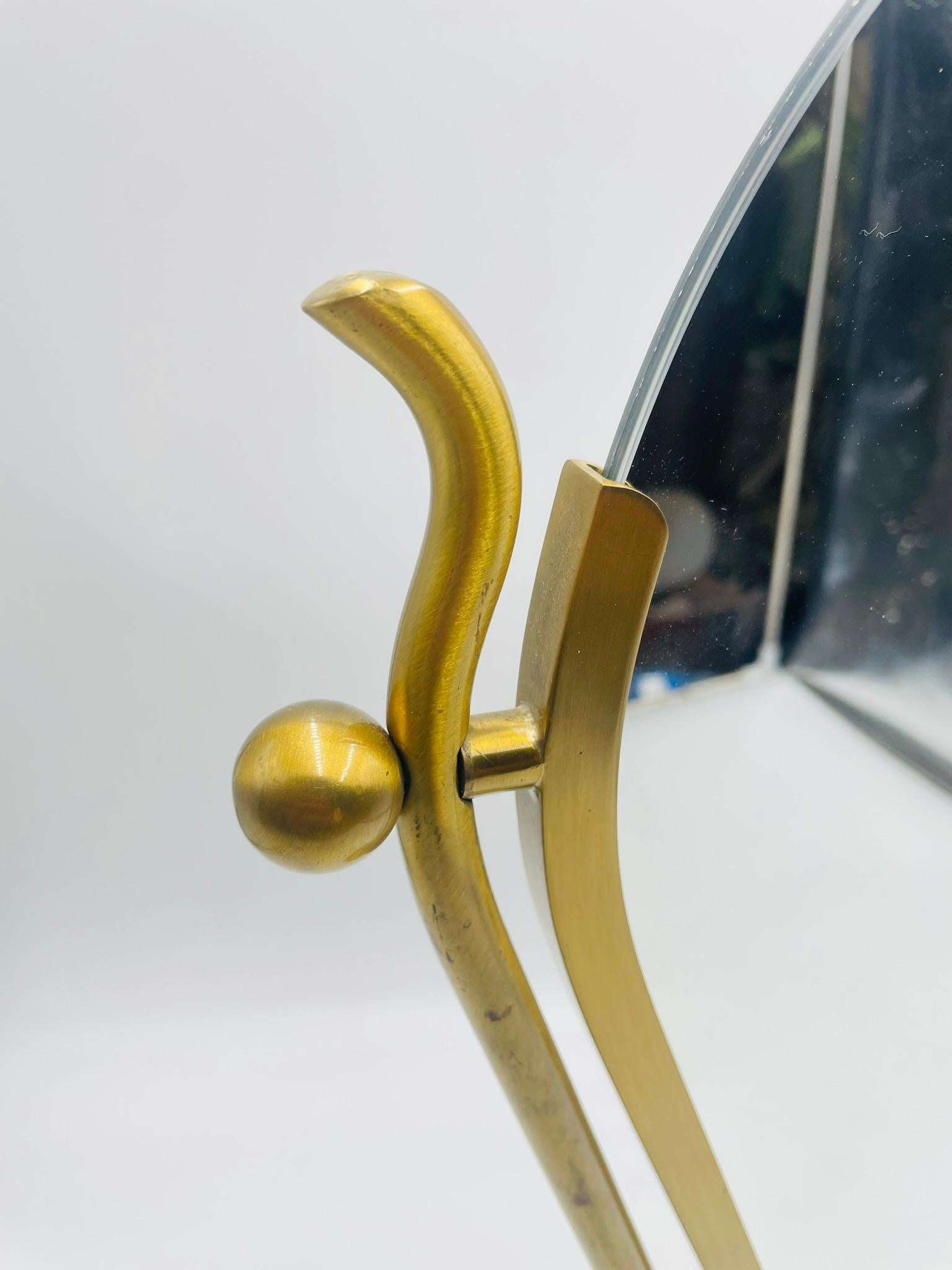 Charles Hollis Jones Miroir pivotant sculptural en laiton, 1960s Hollywood Regency en vente 6