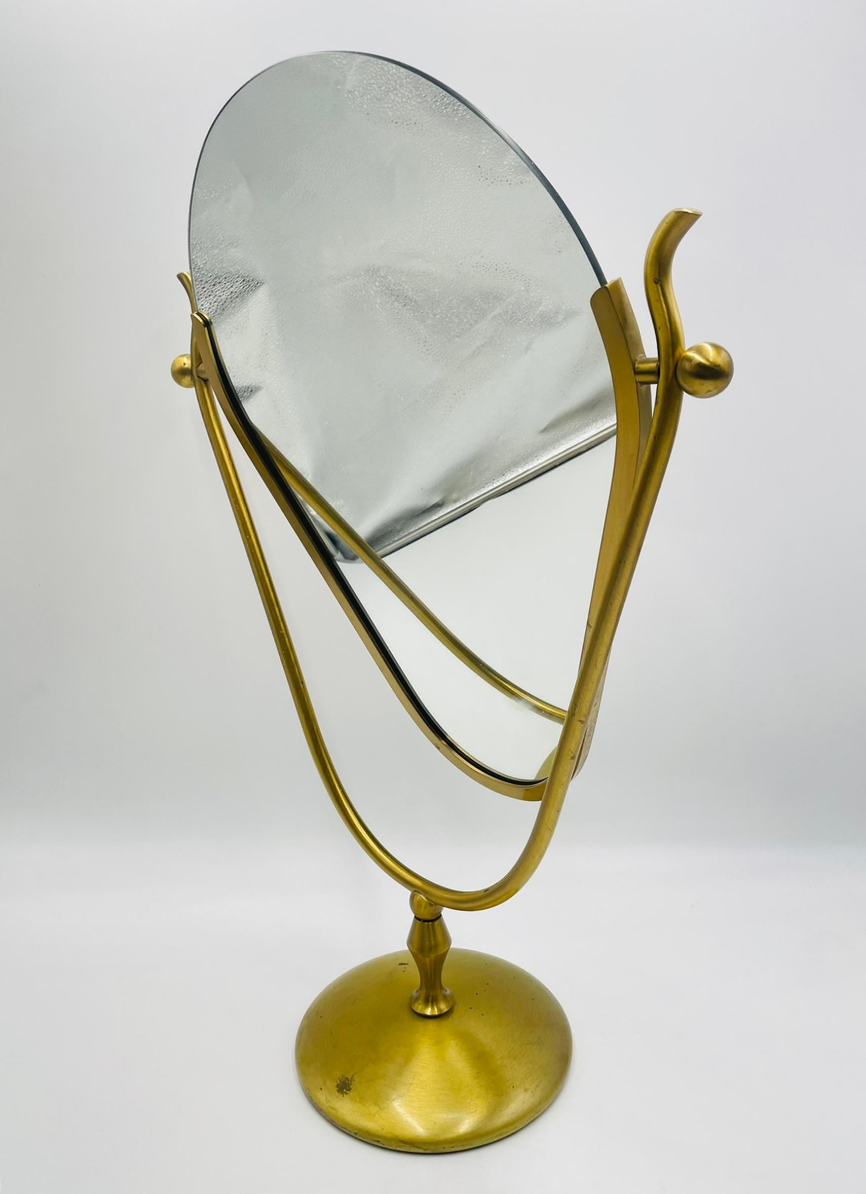 Américain Charles Hollis Jones Miroir pivotant sculptural en laiton, 1960s Hollywood Regency en vente