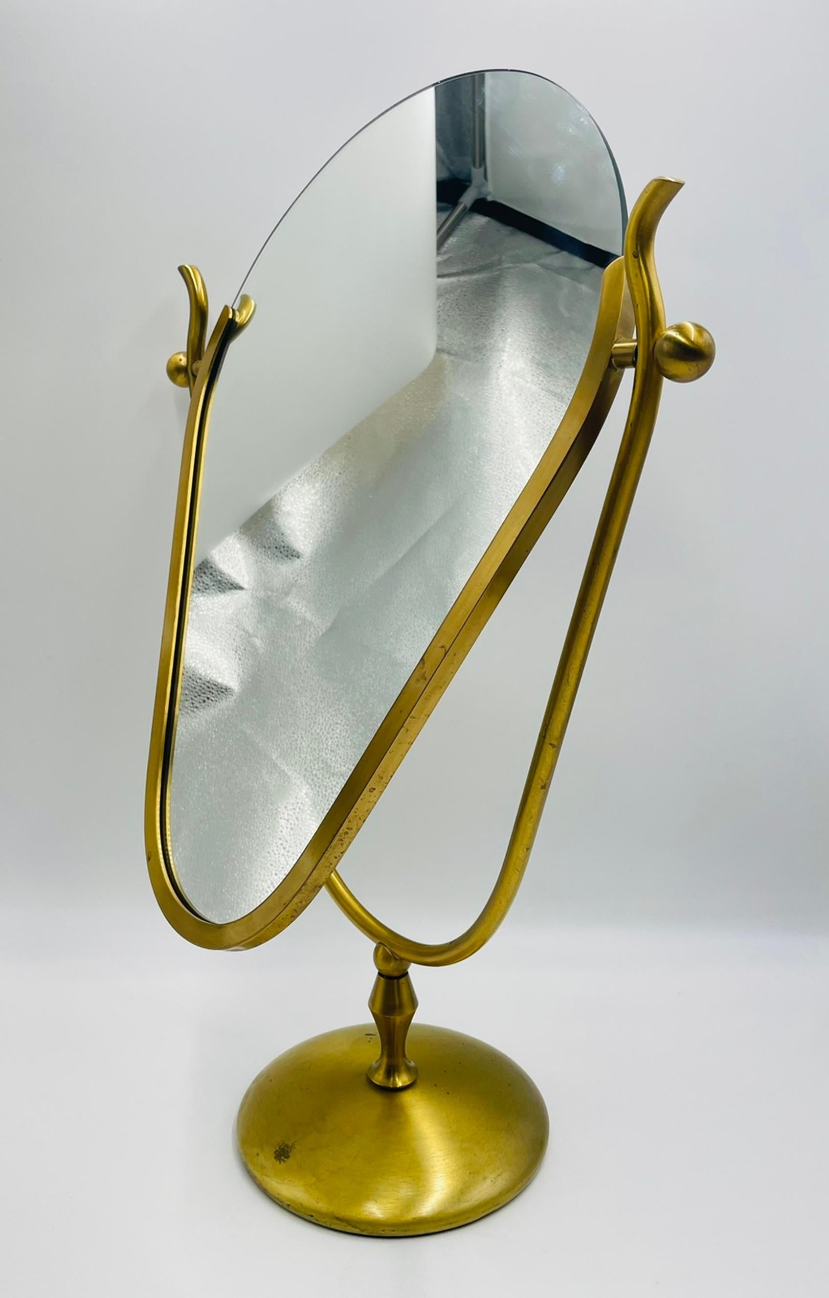 Fait main Charles Hollis Jones Miroir pivotant sculptural en laiton, 1960s Hollywood Regency en vente