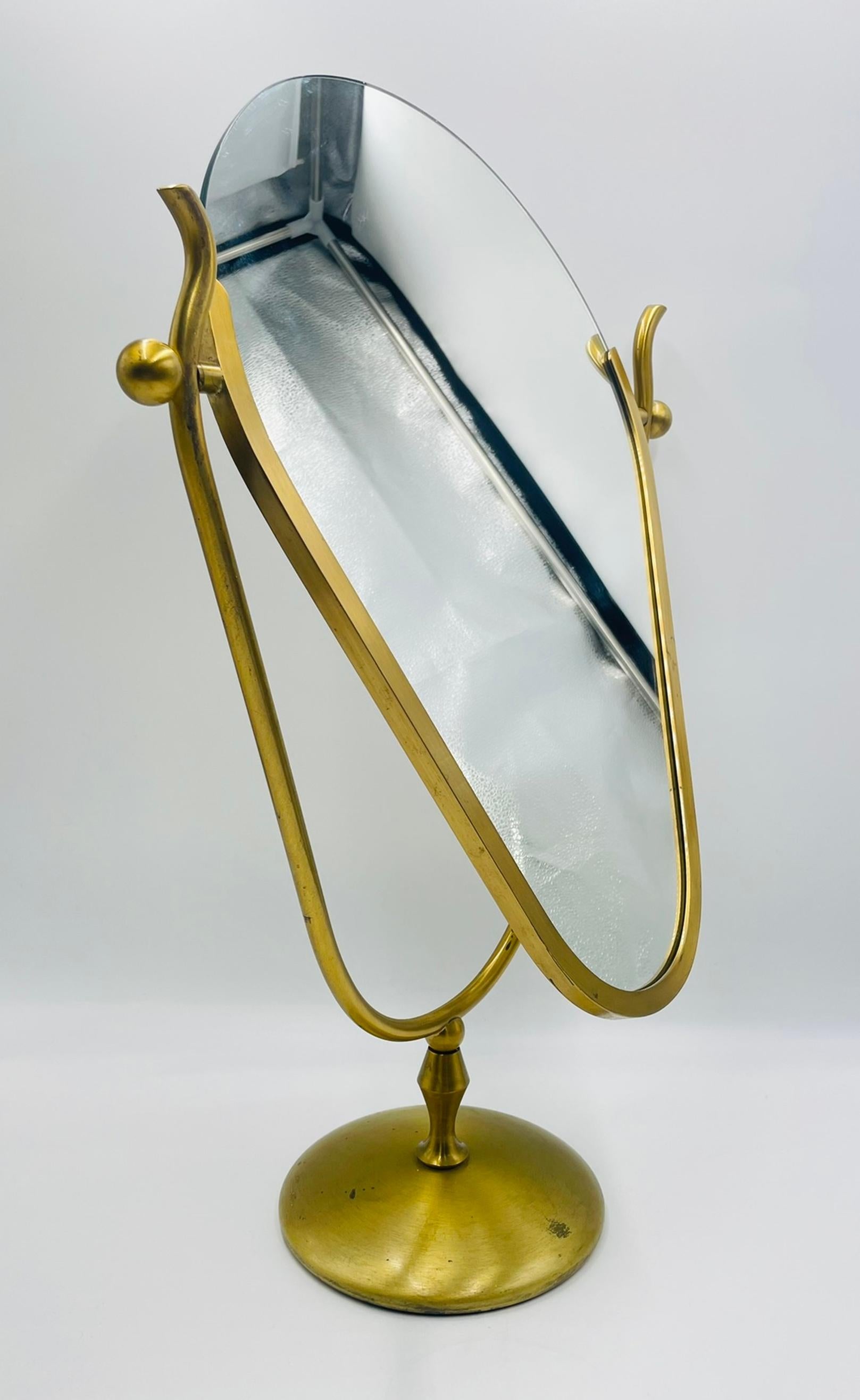 Charles Hollis Jones Miroir pivotant sculptural en laiton, 1960s Hollywood Regency Bon état - En vente à Los Angeles, CA