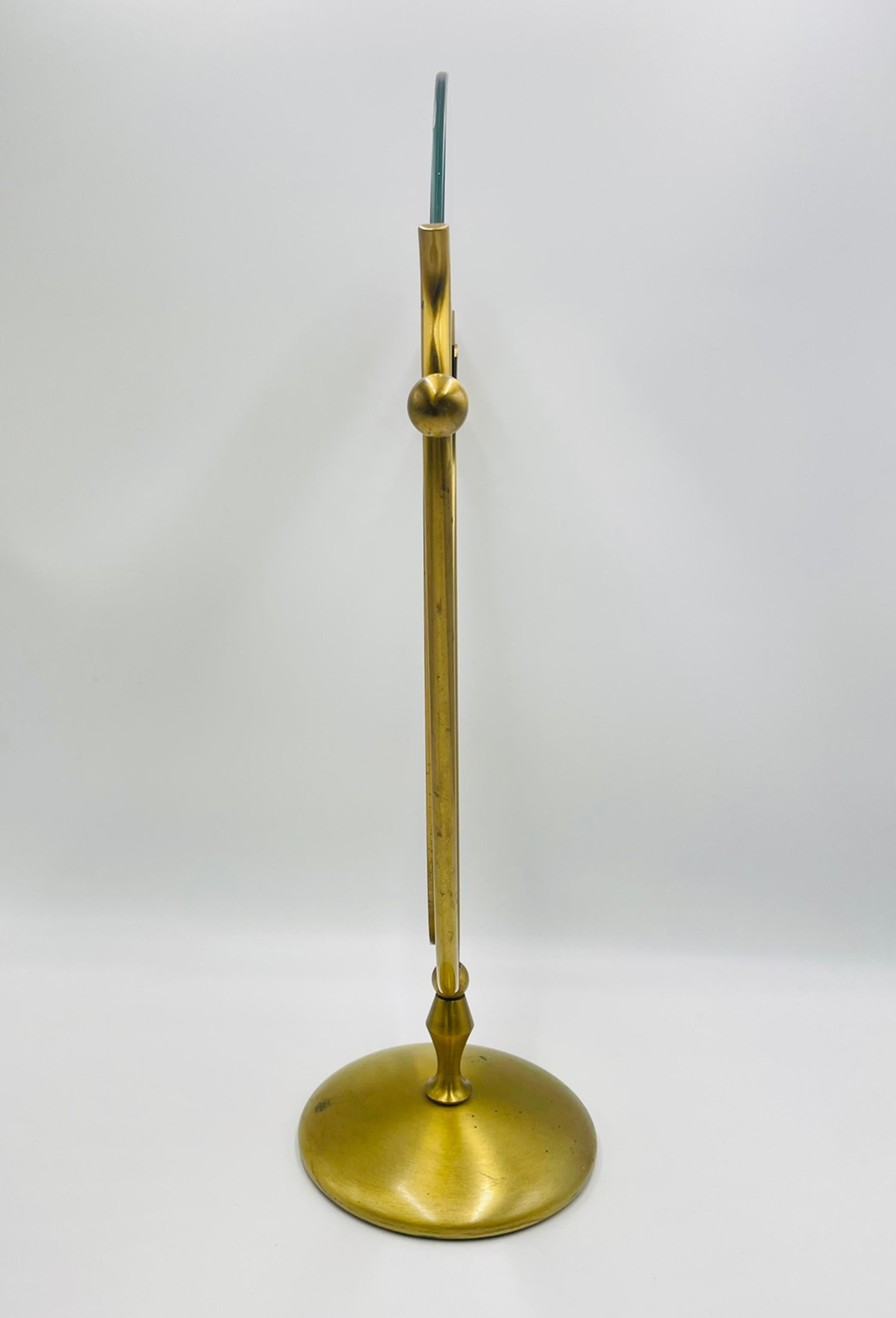 Milieu du XXe siècle Charles Hollis Jones Miroir pivotant sculptural en laiton, 1960s Hollywood Regency en vente