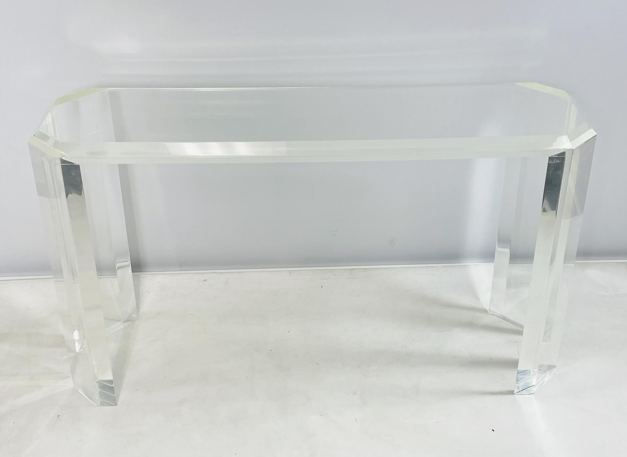 Un'eccezionale consolle in lucite disegnata e realizzata a Los Angeles, California, da Charles Hollis Jones, firmata e datata 1970. Realizzato in lucite da 1,75 pollici di spessore, il tavolo presenta un piano con bordi smussati e gambe in lucite