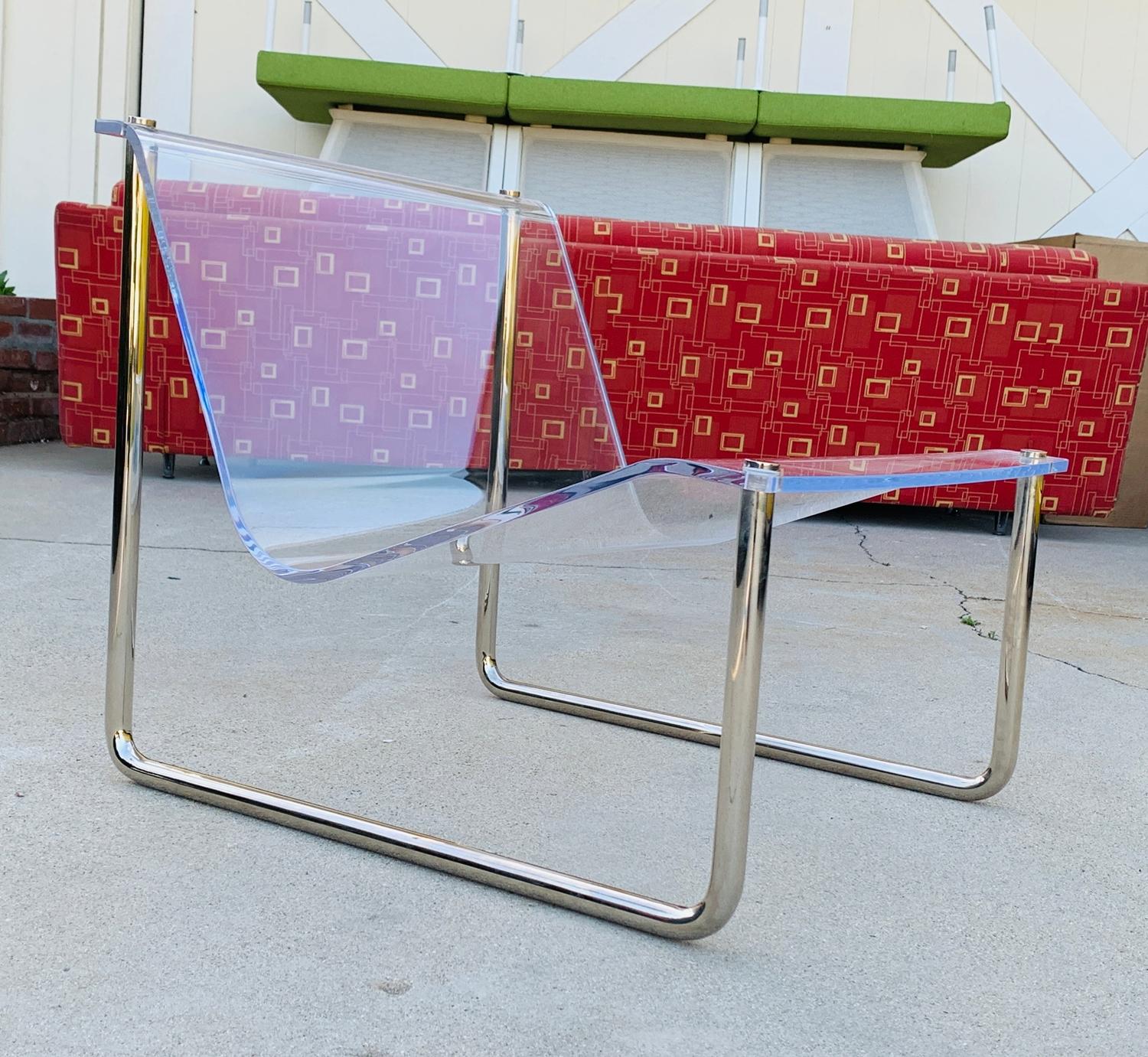 Wir stellen den Charles Hollis Jones Sling Chair vor, signiert und datiert, USA 1969 - ein außergewöhnliches Stück Design aus der Mitte des Jahrhunderts, das Form und Funktionalität mühelos miteinander verbindet. 

Dieser ikonische Stuhl zeigt die
