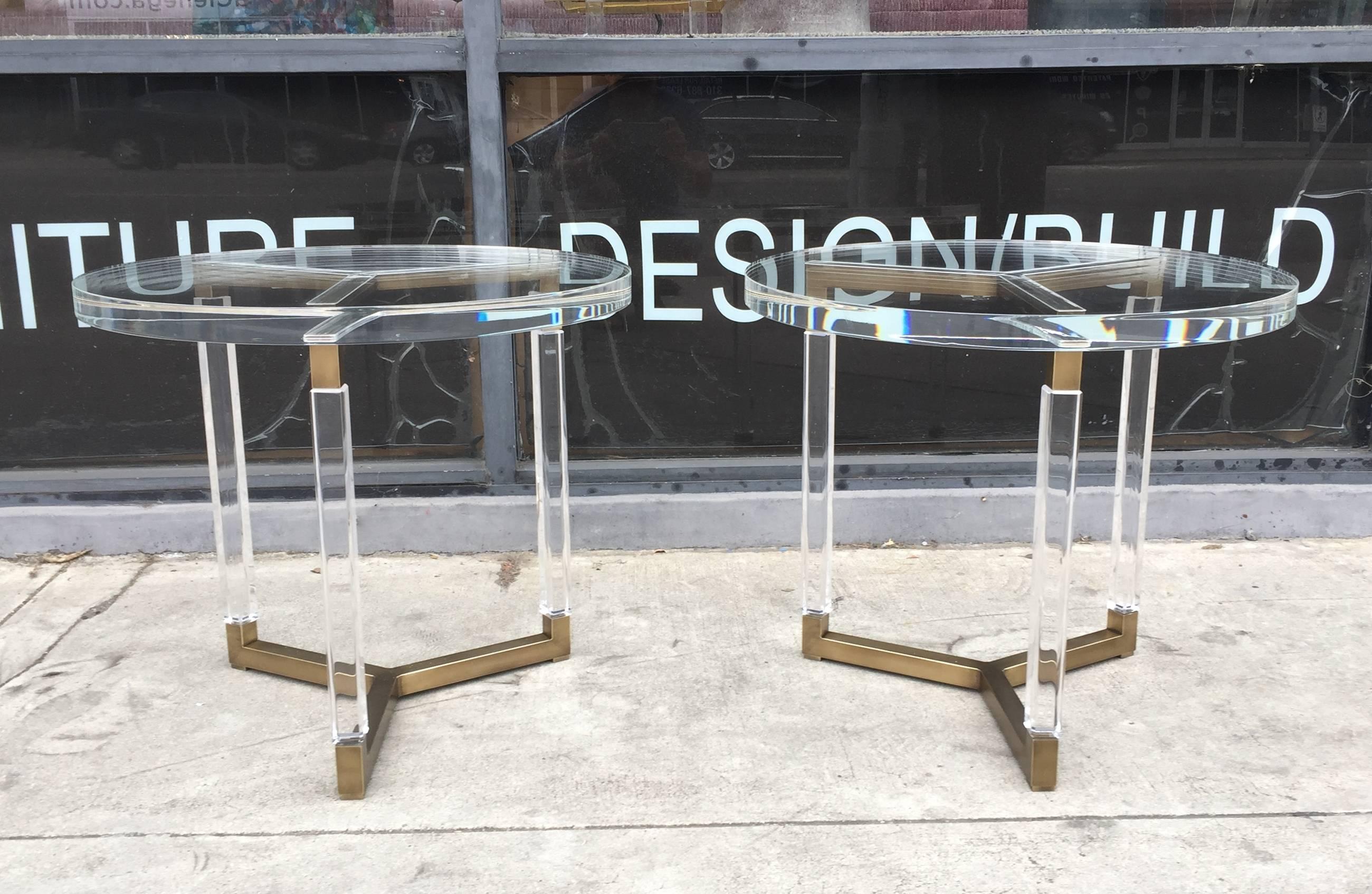 Bel ensemble de tables d'appoint en laiton massif et Lucite conçu et fabriqué dans les années 1960 par Charles Hollis Jones dans le cadre de sa collection Metric.

Les tables sont en très bon état, le Lucite est exempt d'éclats, de craquelures ou