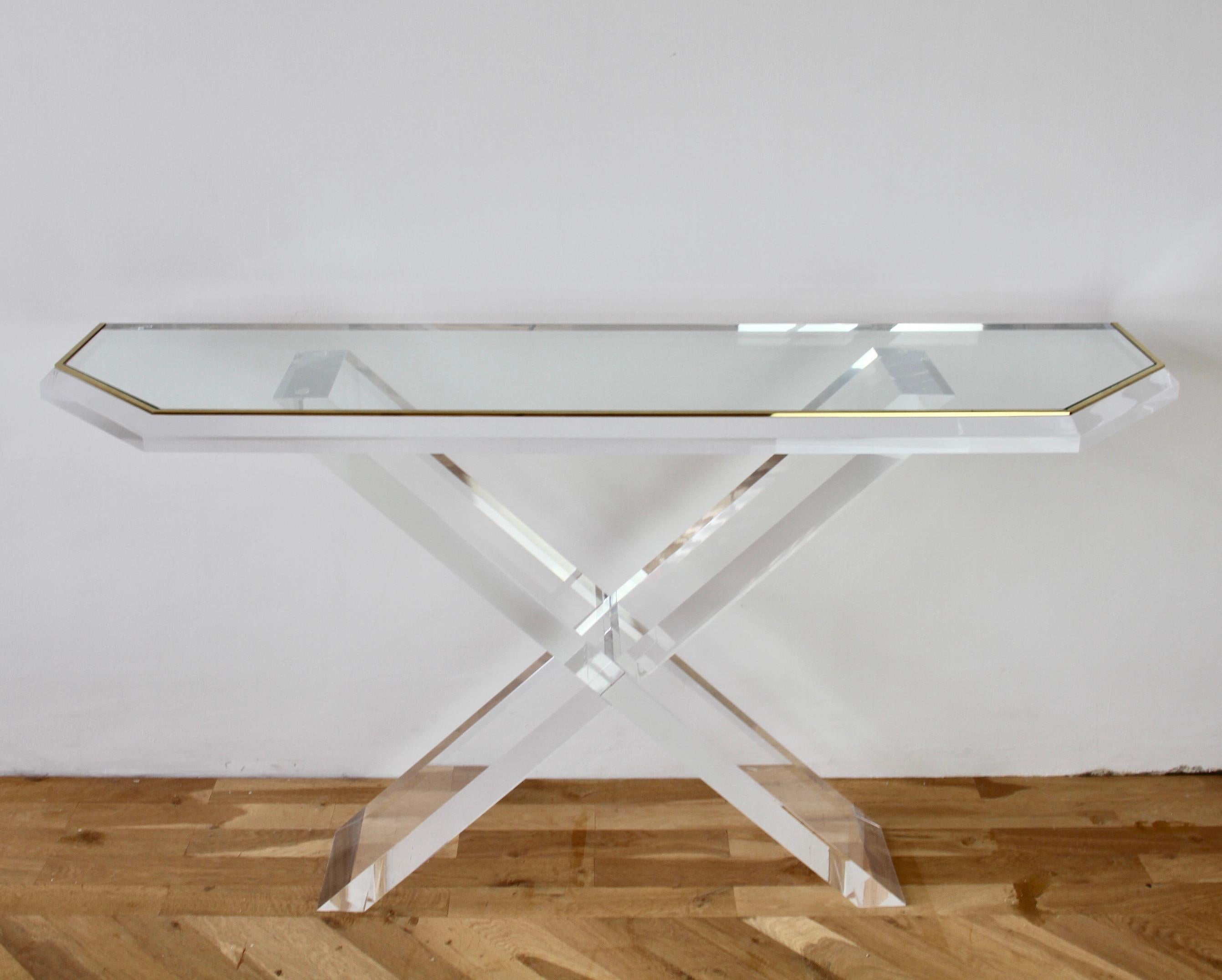 Charles Hollis Jones Style Acrylic / Lucite Brass and Glass Console Table In Good Condition For Sale In Landau an der Isar, Bayern