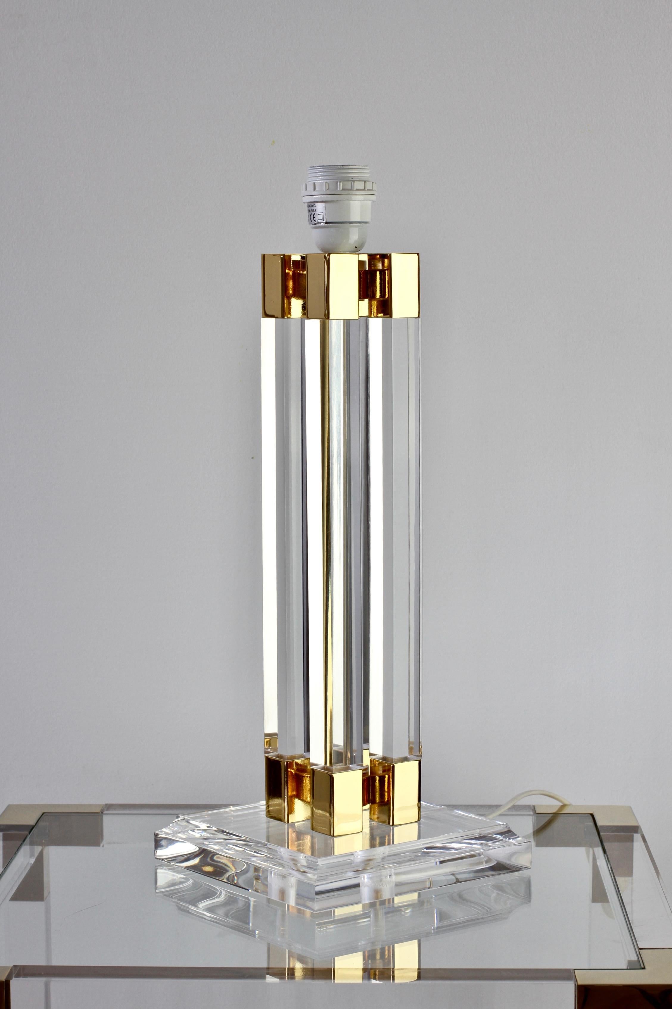 Charles Hollis Jones style square table lamp made of Lucite / acrylic with gilt (gold plated) brass details. Made by Spanish lighting company Sobremesa circa 1980. Featuring a clear lucite square base with four columns / pillars with gold coloured