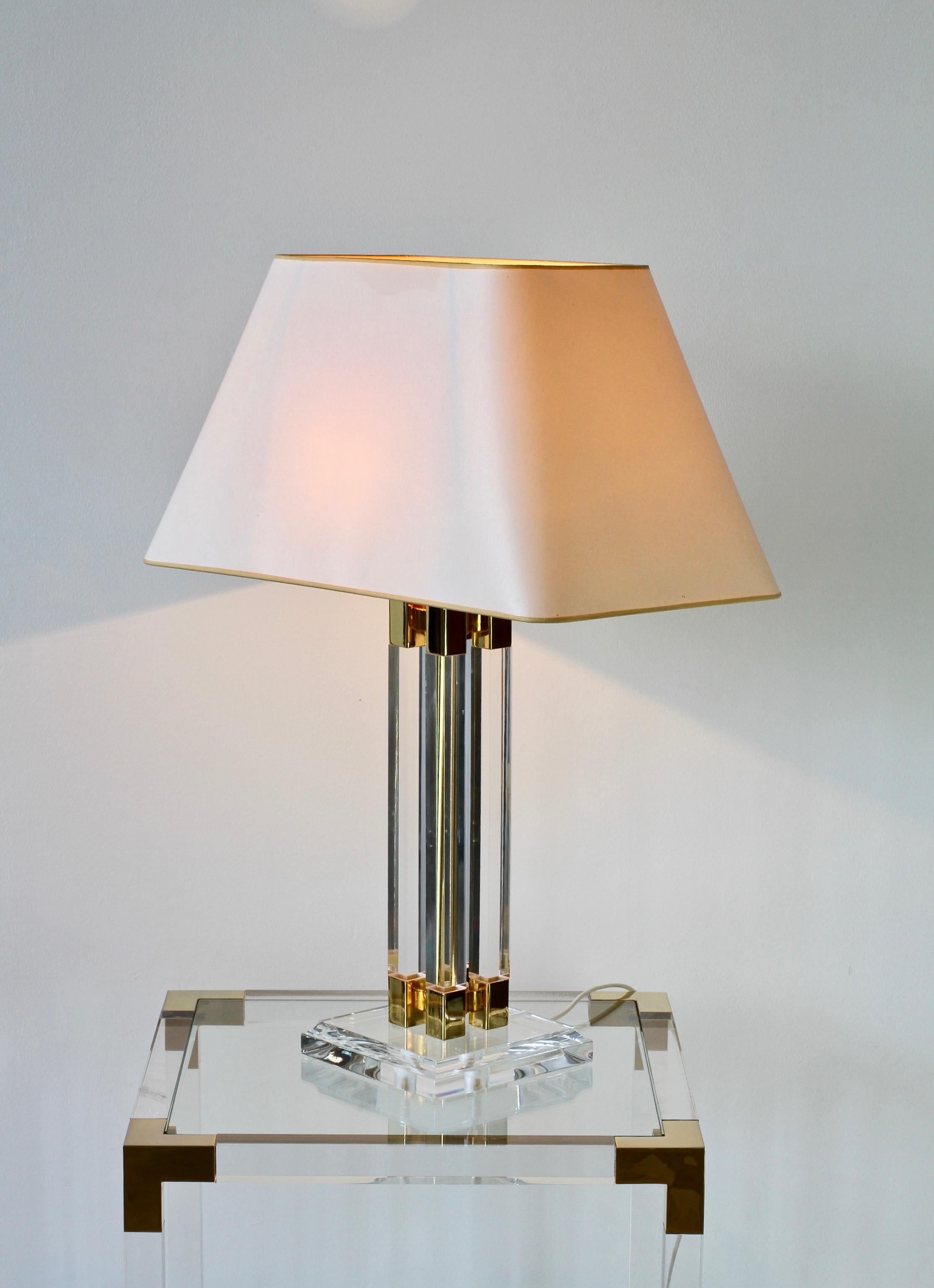 Charles Hollis Jones Style Acrylic/Lucite & Gilt Brass Table Lamp, circa 1980s In Good Condition In Landau an der Isar, Bayern