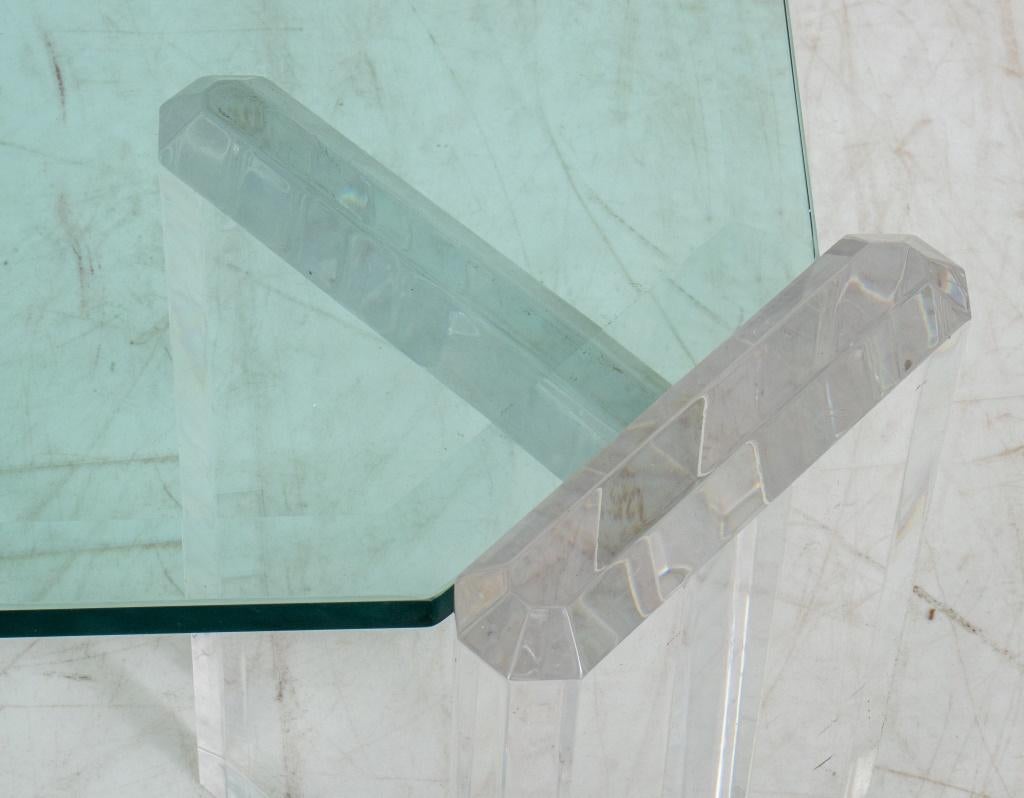 Table basse de style Charles Hollis Jones, plateau en verre sur base en lucite, apparemment sans marque. 16