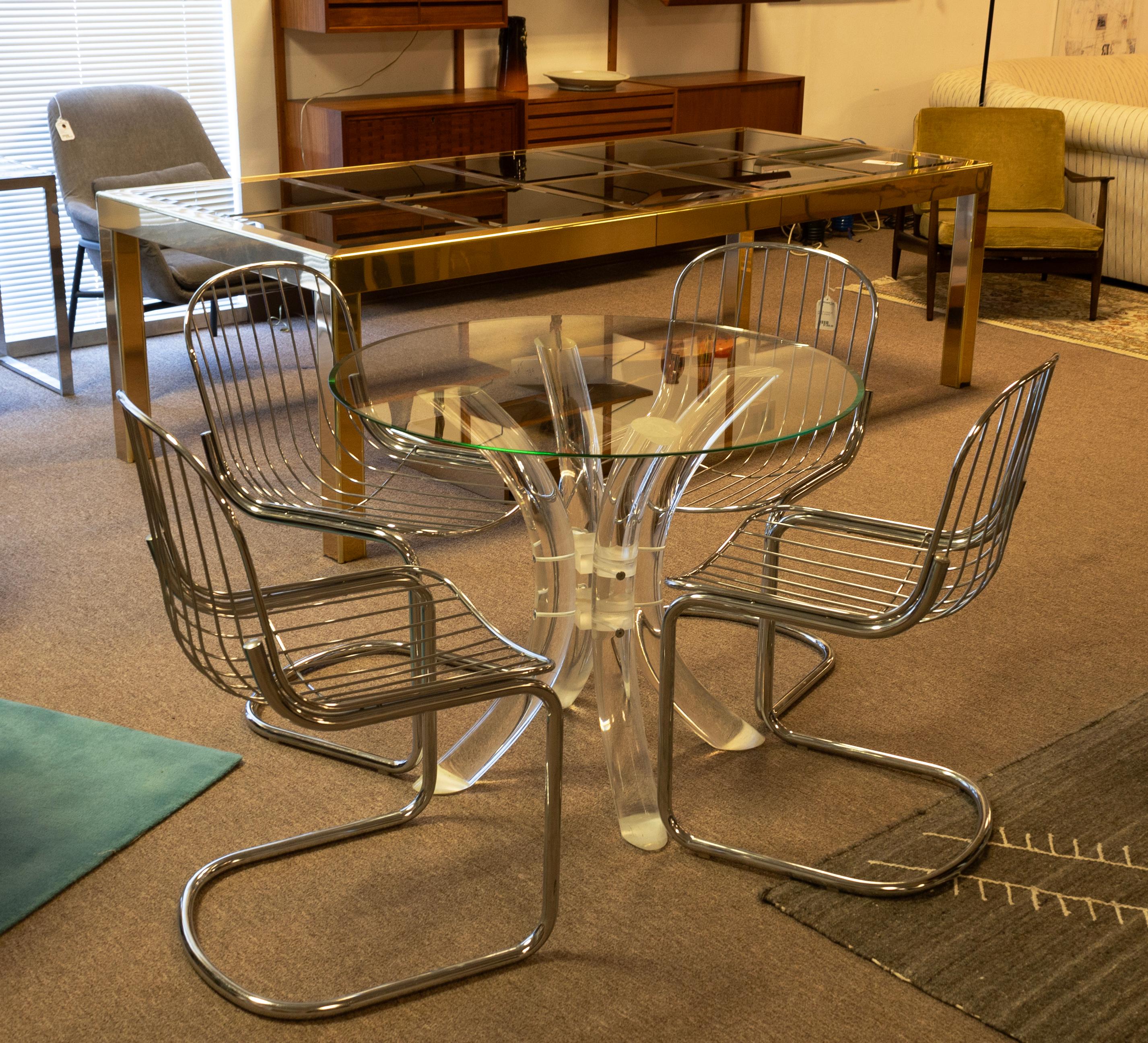 Table de foyer de style Charles Hollis Jones. Cette charmante table moderne contemporaine présente un design simple en deux parties, avec du verre sur le dessus et de la lucite sur le dessous. Le plateau de table circulaire en verre présente des