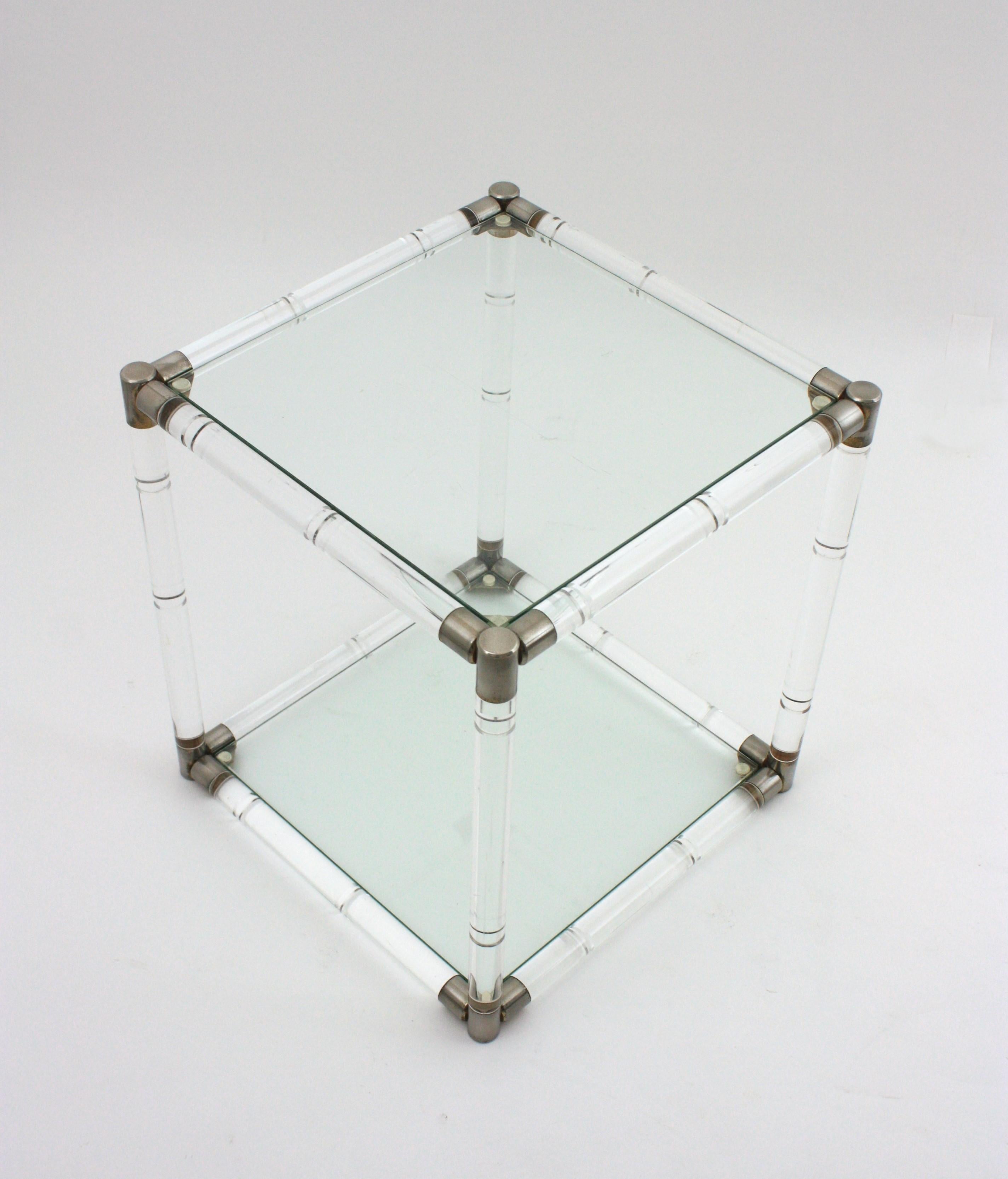 Table d'appoint en lucite avec plateau en verre, Espagne, 1960-1970.
Table d'appoint sculpturale de style Midcentury avec base en acrylique lucite, plateau en verre et accents métalliques. Cette table d'appoint à deux niveaux est constituée de tiges