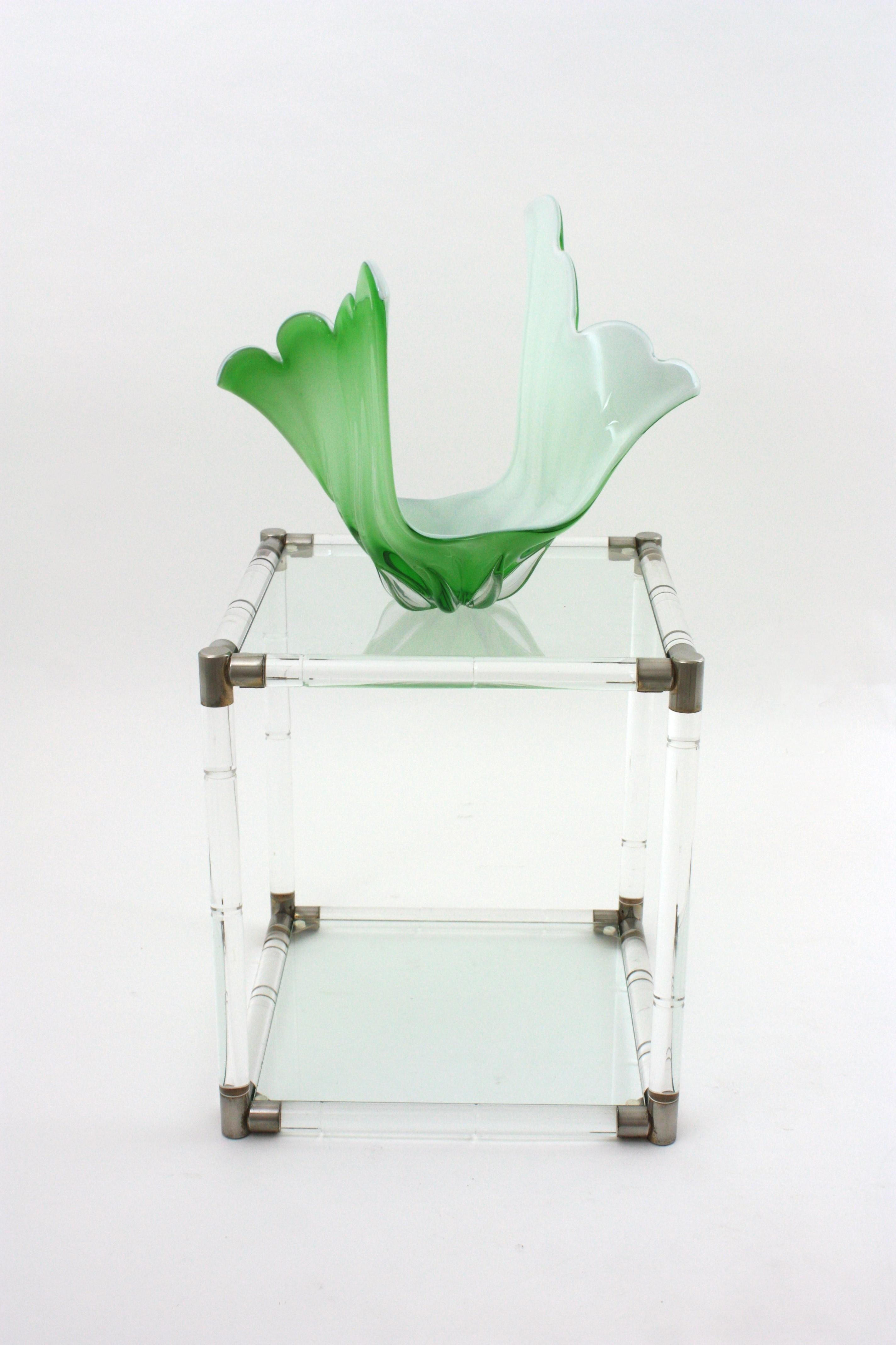 Espagnol Table d'appoint en lucite et verre de style Charles Hollis Jones en vente