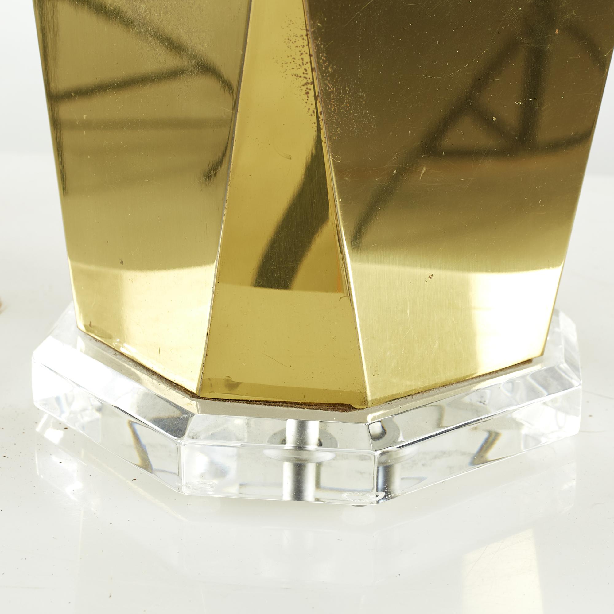 Laiton Lampes de table en laiton et lucite du milieu du siècle, style Charles Jones - Paire en vente