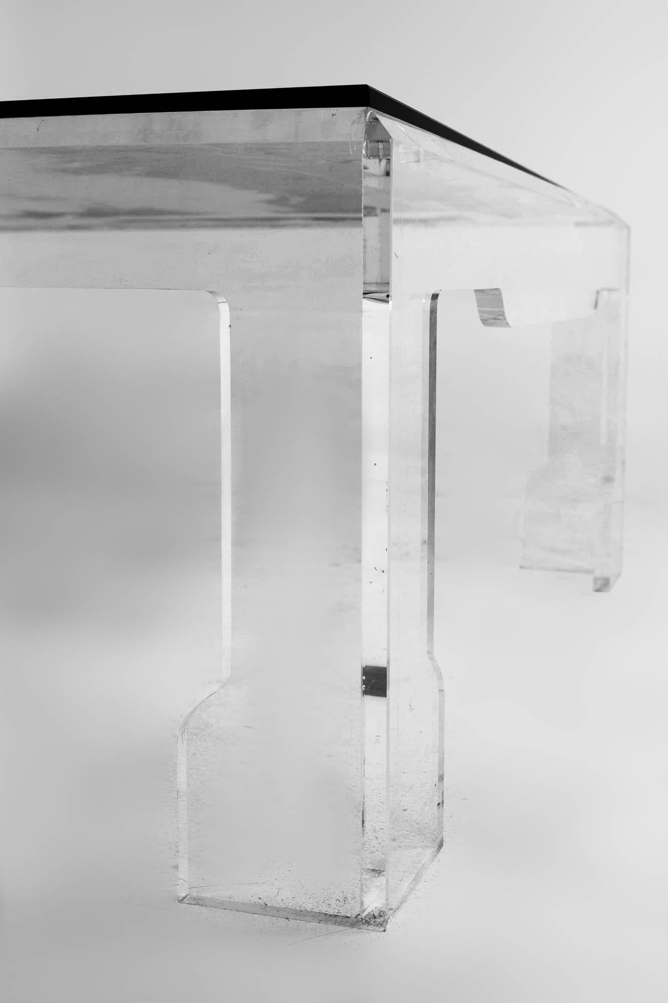 Quadratischer Lucite-Couchtisch im Stil von Charles Hollis Jones aus der Mitte des Jahrhunderts (amerikanisch) im Angebot
