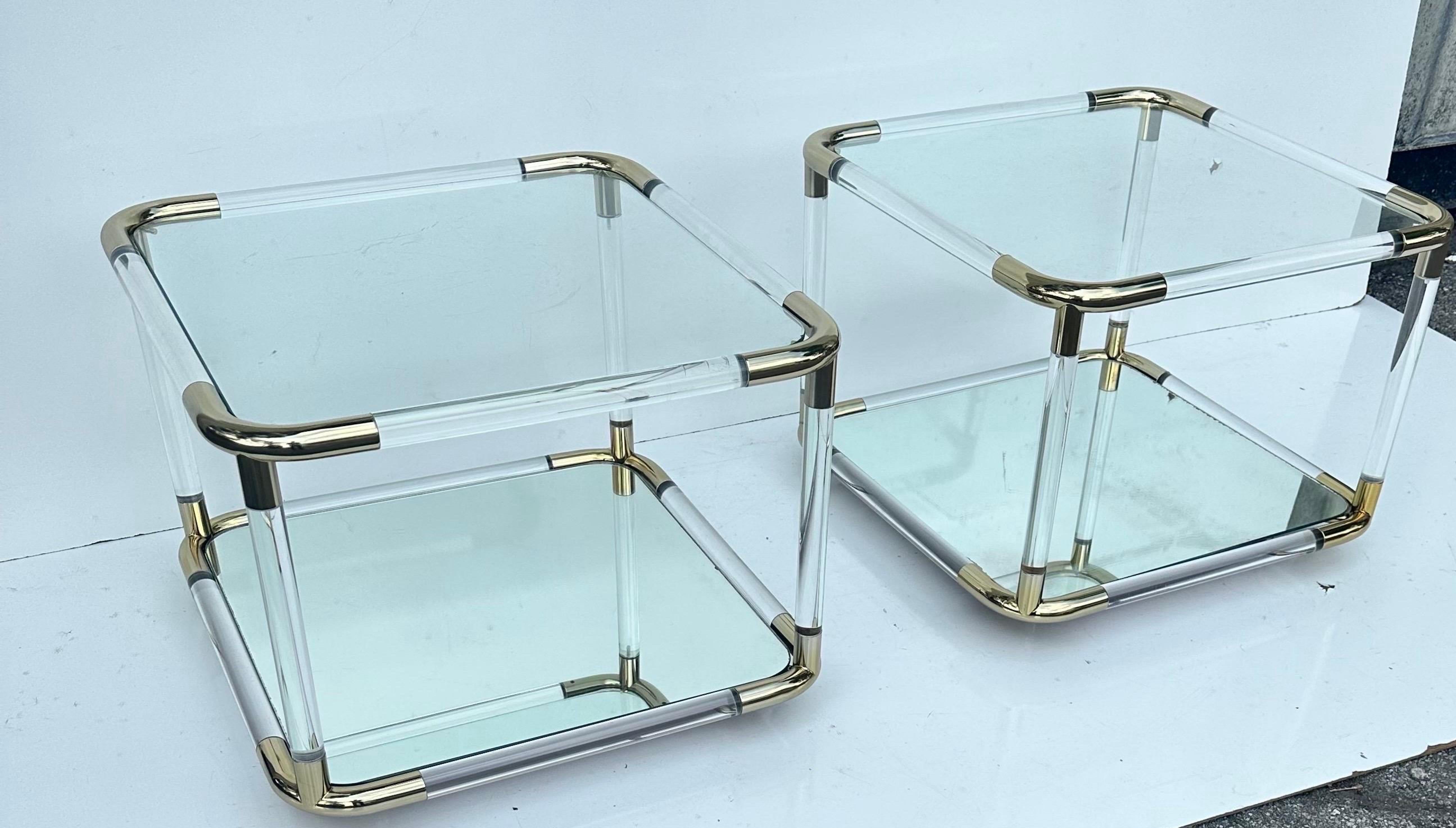 Paire de tables d'appoint en lucite et laiton de Charles Jones, le verre du bas est un miroir.
Récemment restauré.
Très bon état.