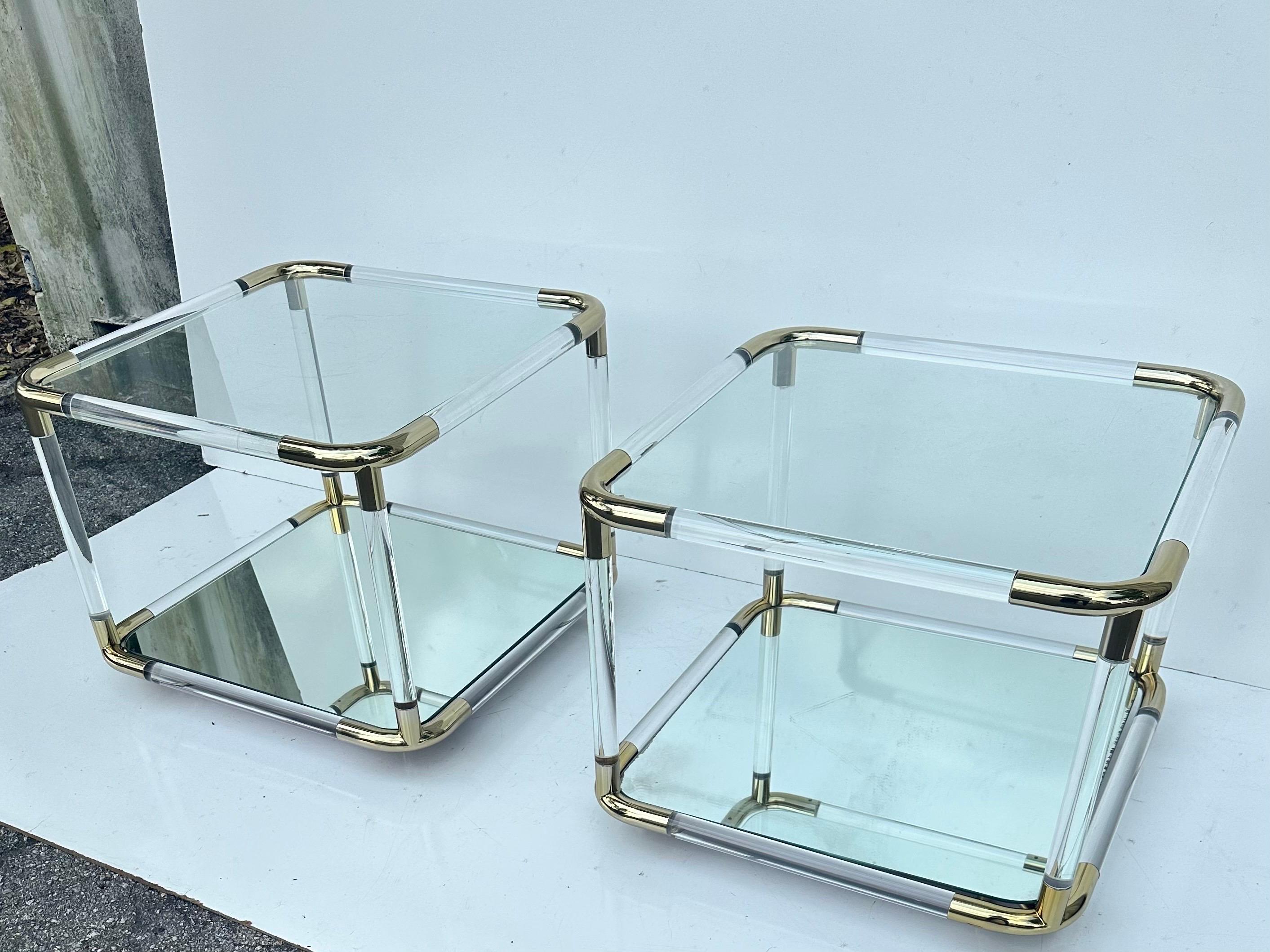 Mid-Century Modern Charles Hollis Jones  Paire de tables d'appoint en lucite et laiton en vente