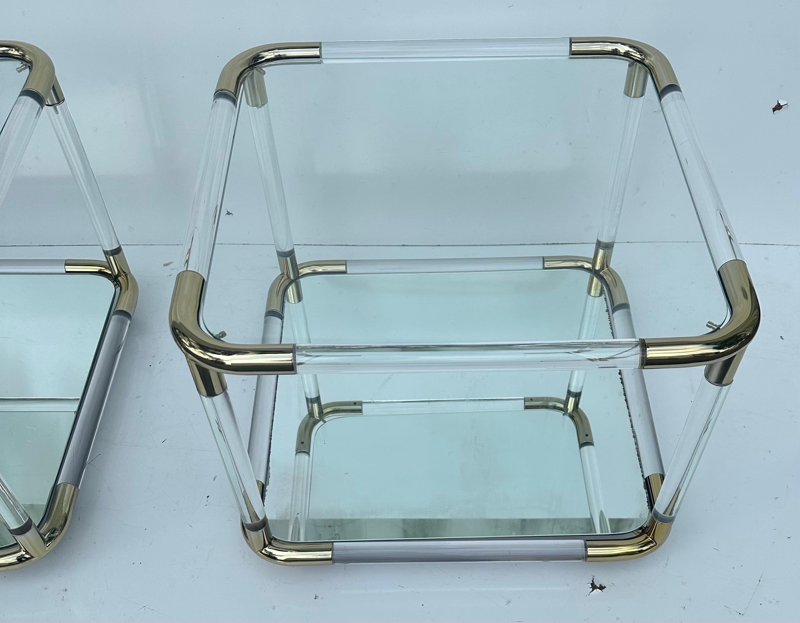 Charles Hollis Jones  Paire de tables d'appoint en lucite et laiton Bon état - En vente à Miami, FL