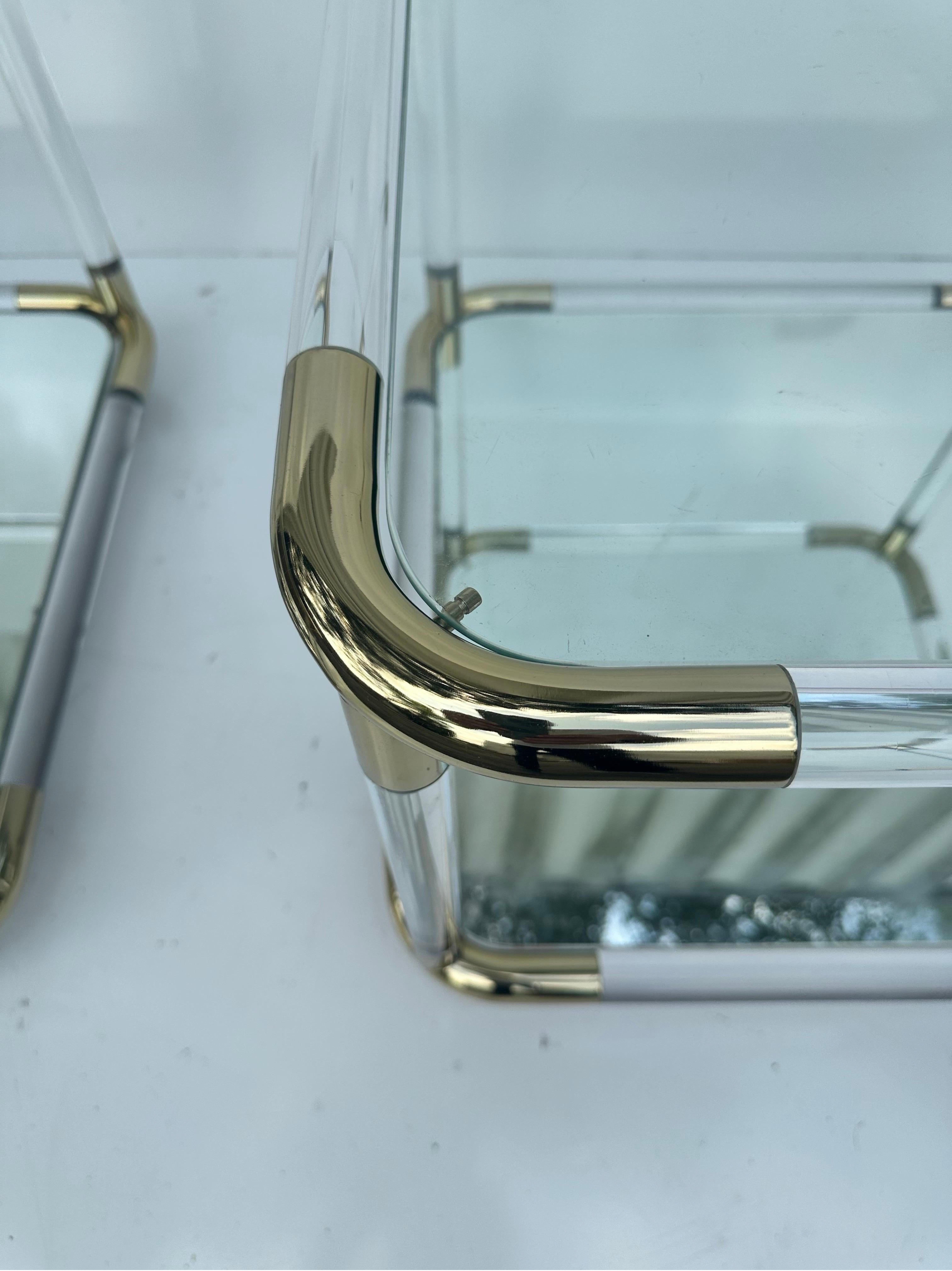 Fin du 20e siècle Charles Hollis Jones  Paire de tables d'appoint en lucite et laiton en vente