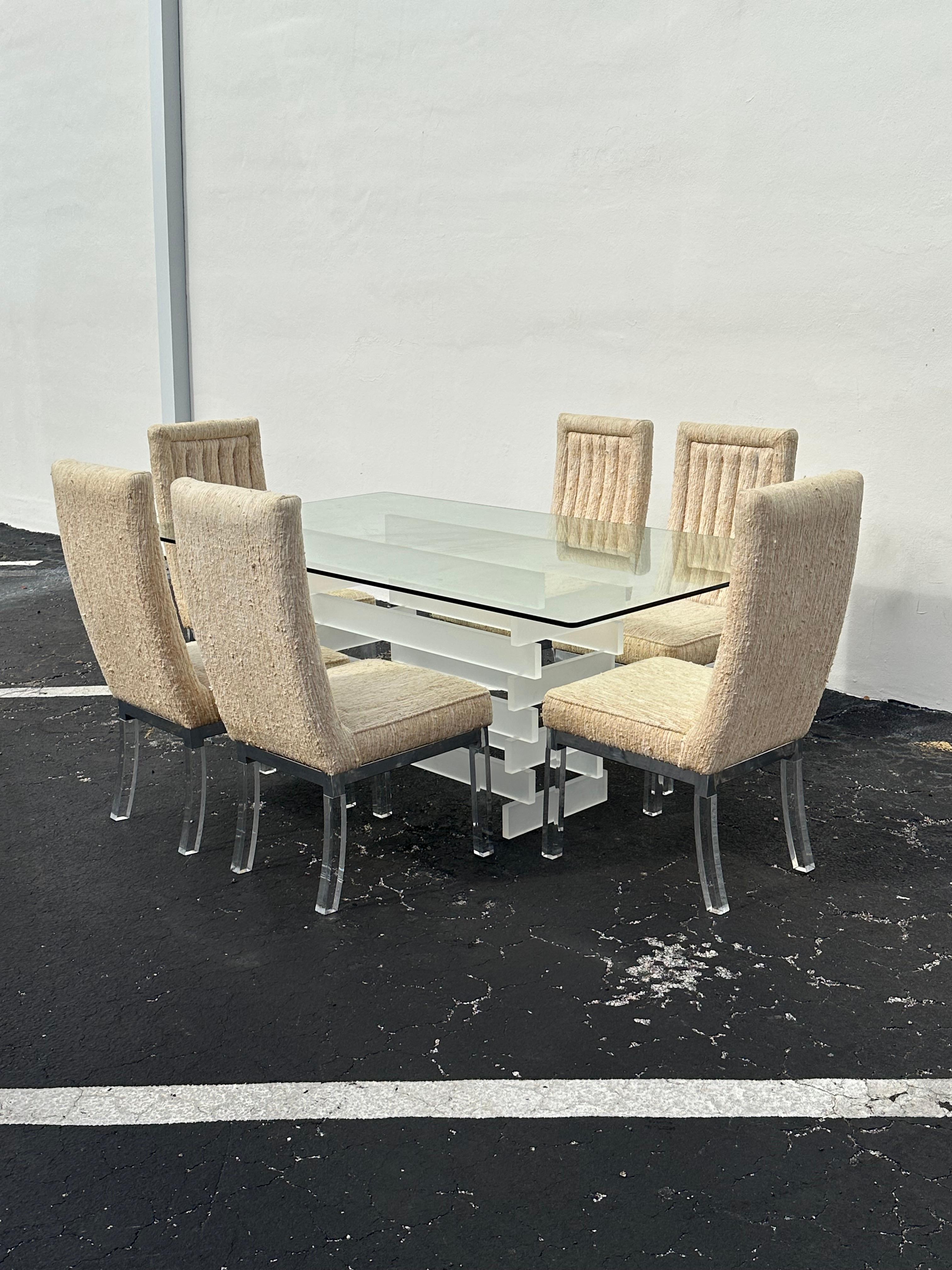 Trasportati negli eleganti e sofisticati anni '70 con questo raffinato set da pranzo. Questo rarissimo set da pranzo emana un'aria di storia e raffinatezza. Il design è eccezionale. Set di 6 sedie da pranzo imbottite in tweedy beiges con gambe in