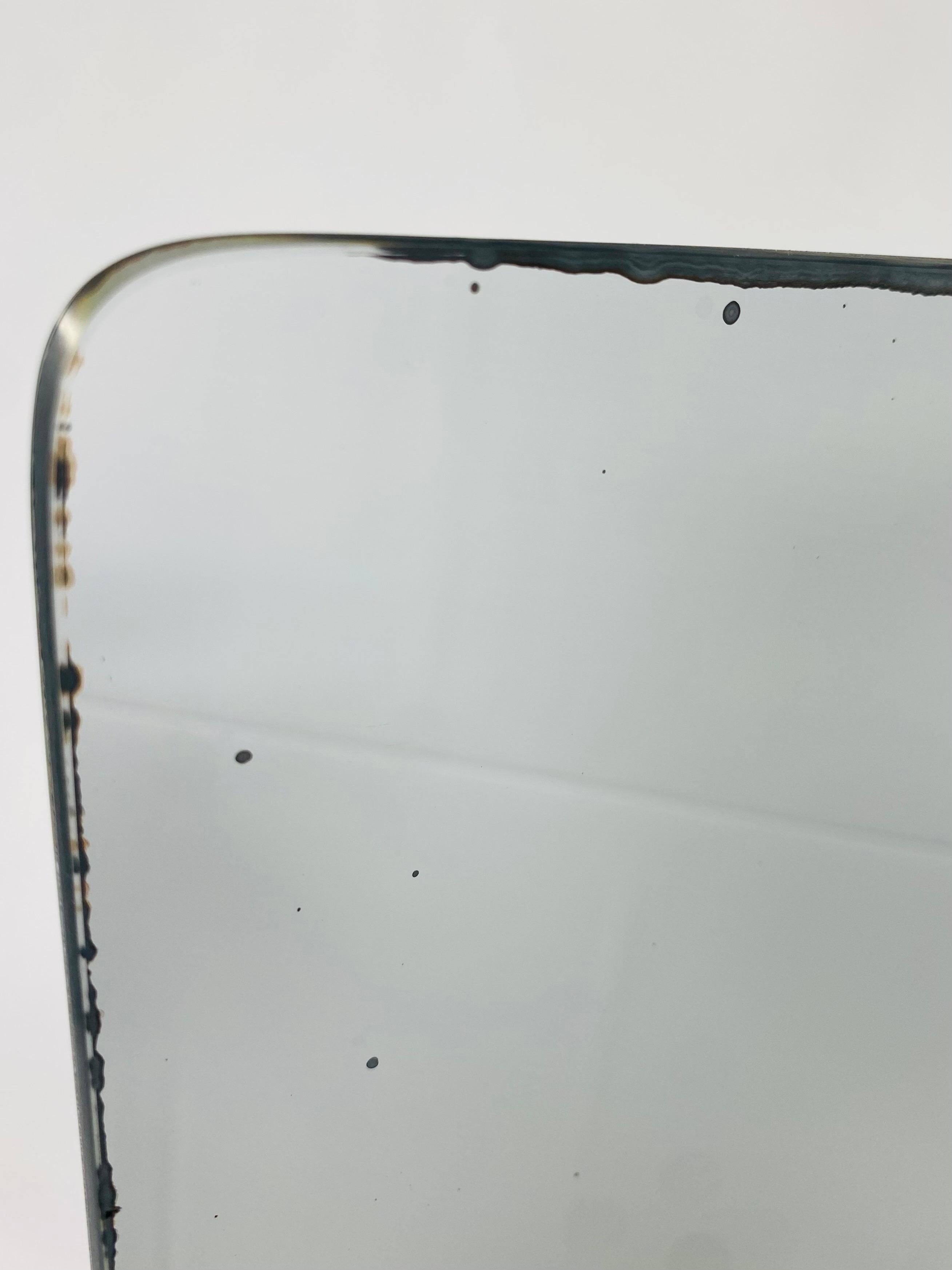 Superbe miroir de table ou de courtoisie vintage en Lucite et laiton poli, conçu et fabriqué par Charles Hollis Jones à la fin des années 1970.  Les lignes simples et le miroir sans bord ajoutent des notes minimalistes intemporelles.
Ce miroir est