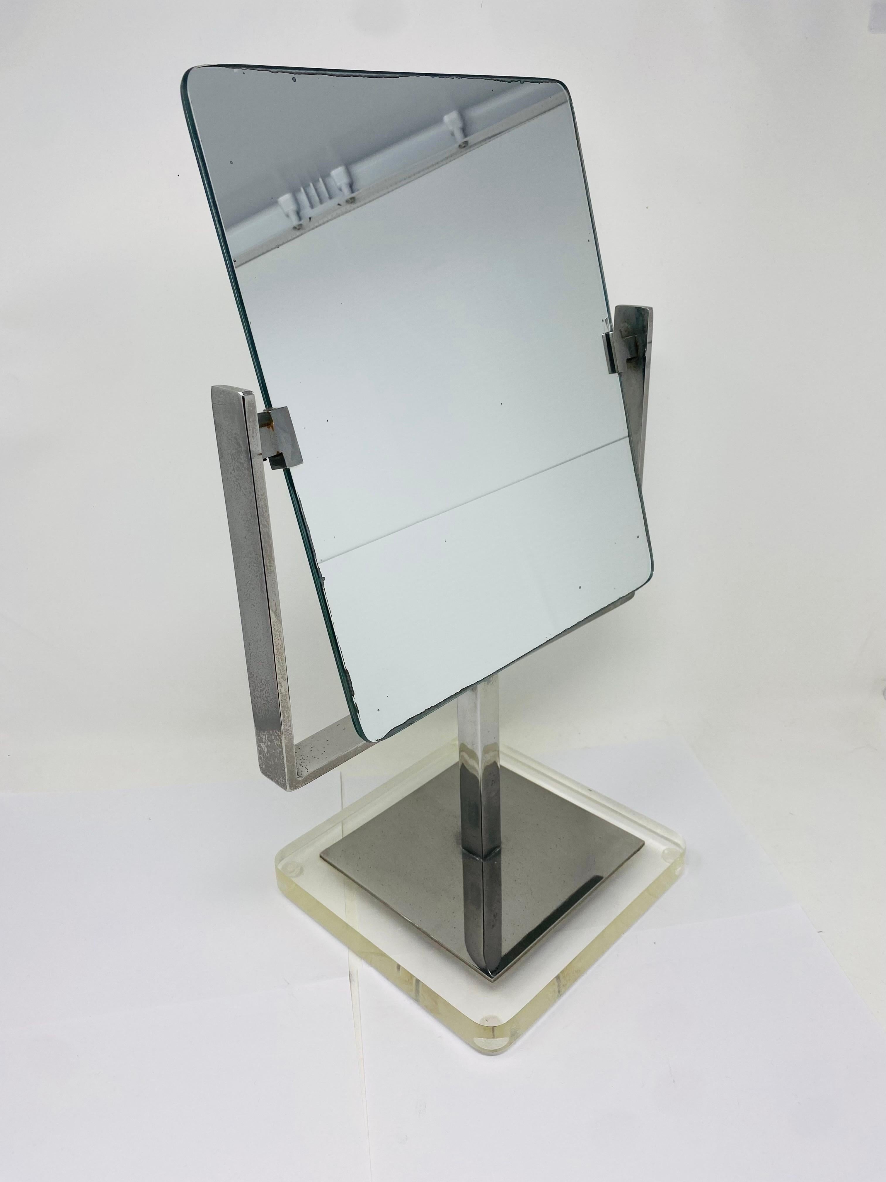 20ième siècle Miroir de coiffeuse Charles Hollis Jones en laiton brossé et Lucite en vente