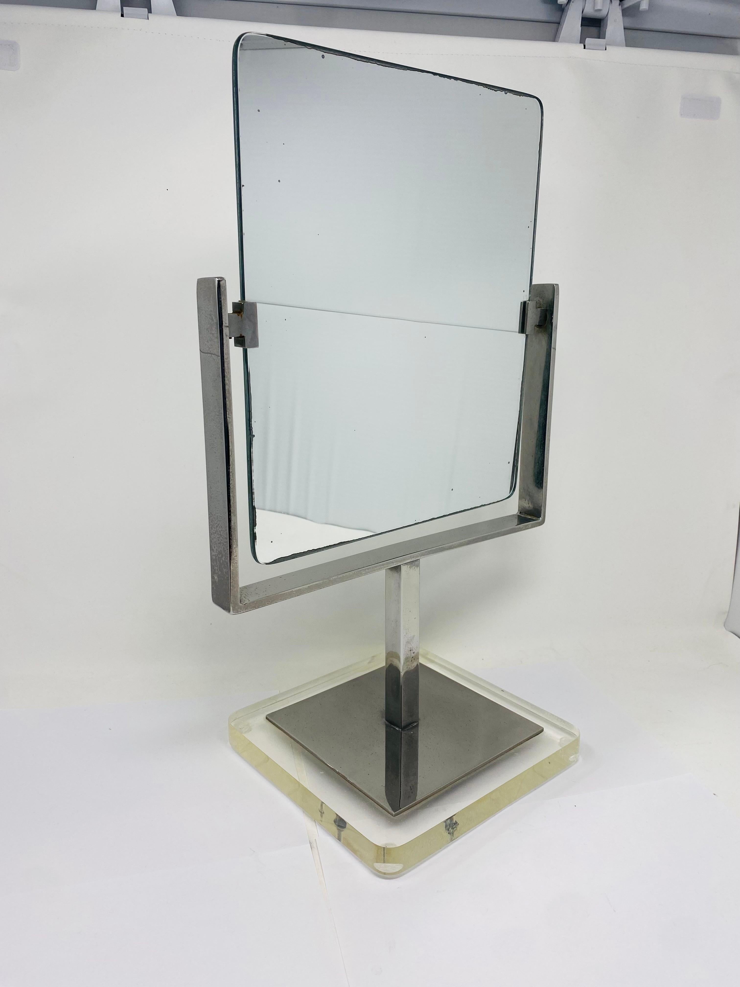 Laiton Miroir de coiffeuse Charles Hollis Jones en laiton brossé et Lucite en vente