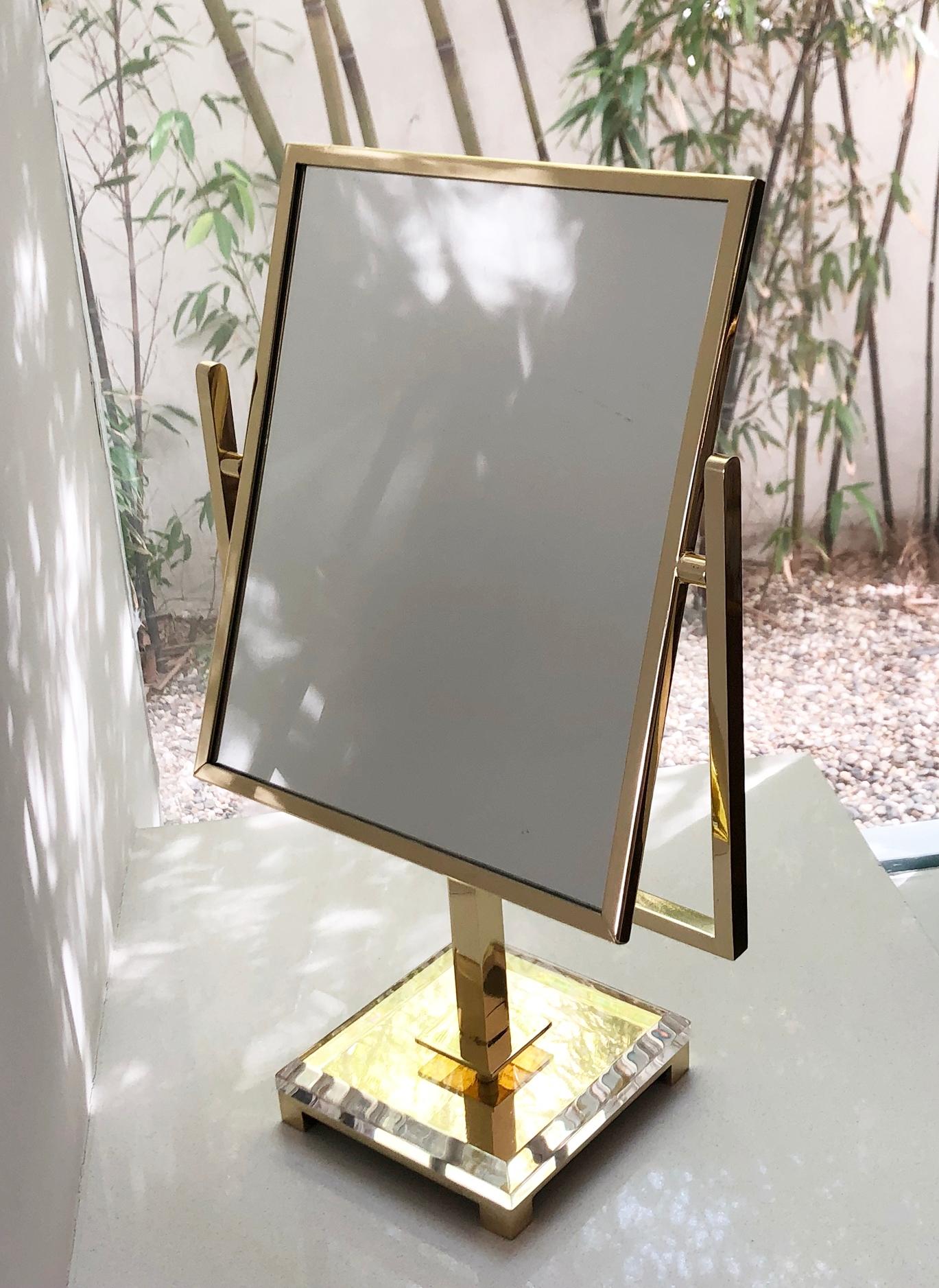 Plaqué Miroir de coiffeuse Charles Hollis Jones en laiton poli et Lucite en vente