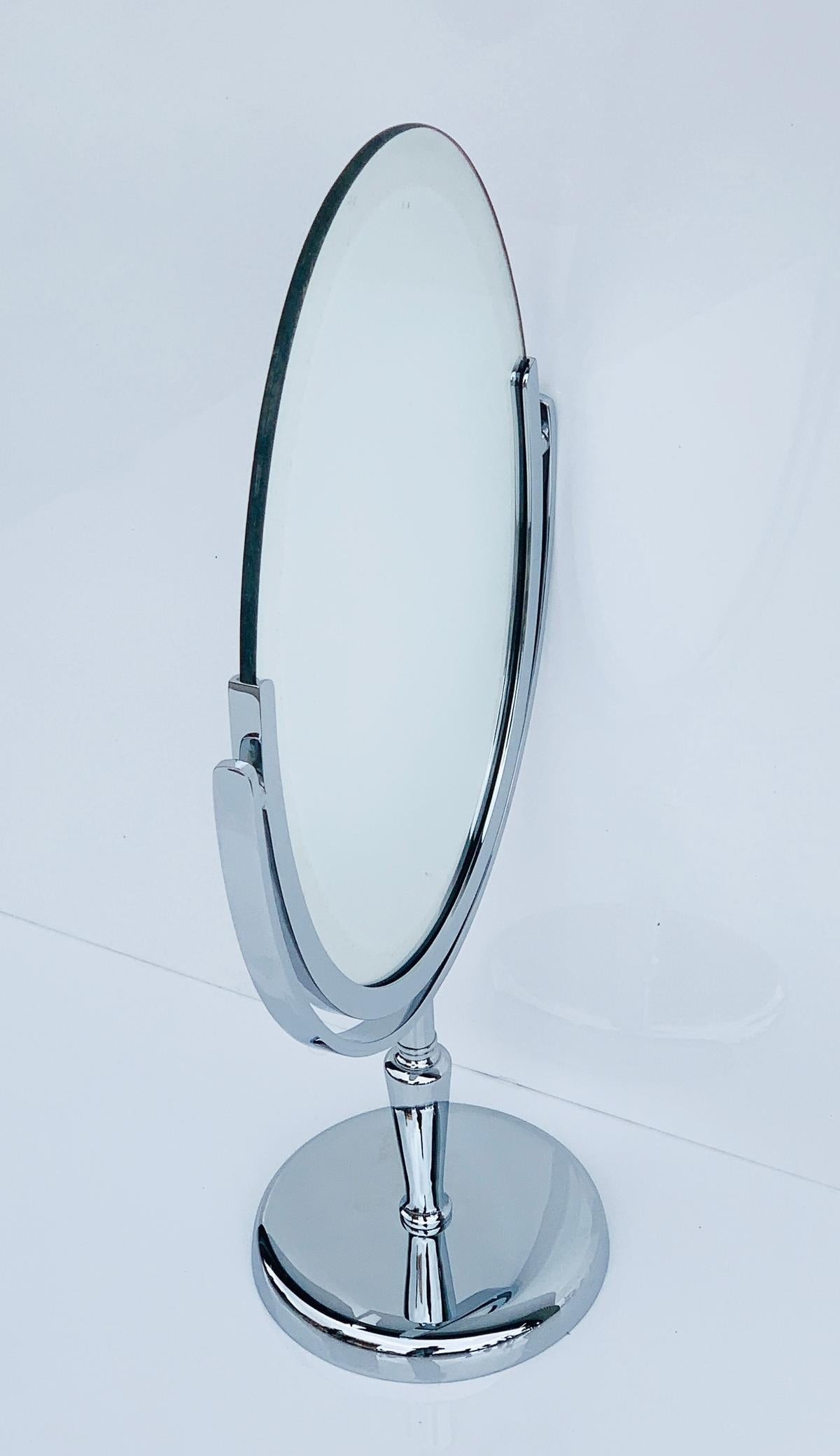 Der exquisite Charles Hollis Jones Vanity Mirror in poliertem Nickel ist eine atemberaubende Ergänzung für jeden eleganten Raum. Dieser mit äußerster Präzision gefertigte, vernickelte Spiegel auf Ständer ist ein Beispiel für unvergleichliche