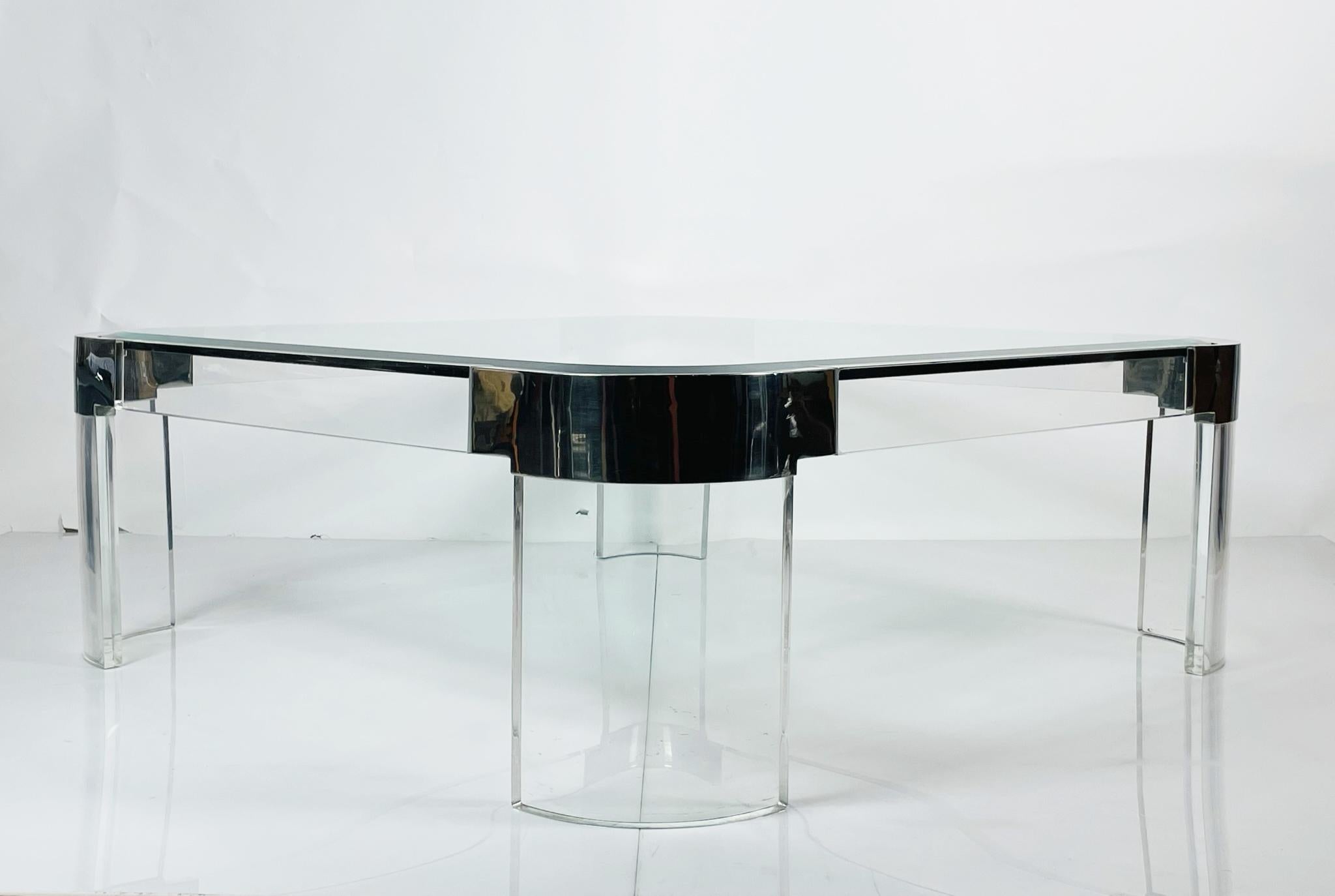 Schlanker Couchtisch aus Lucite, poliertem Nickel und dickem Glas mit abgeschrägter Kante.

Der Tisch wurde in den 1970er Jahren von der Lucite-Ikone Charles Hollis Jones entworfen. Der Tisch ist Teil der Charles Hollis Jones -Waterfall- Linie, die