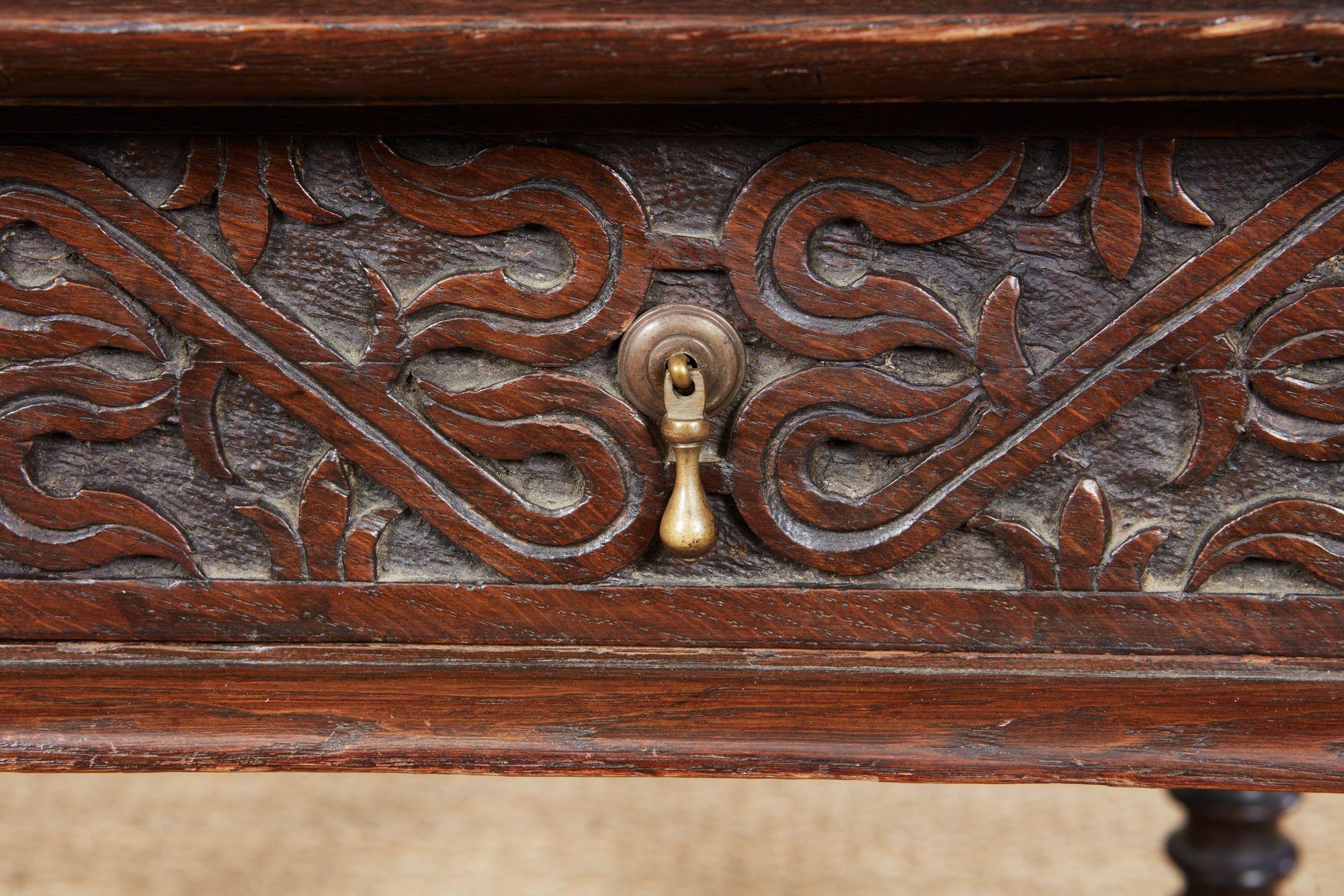 Table d'appoint en Oak d'époque Charles I+I en vente 4