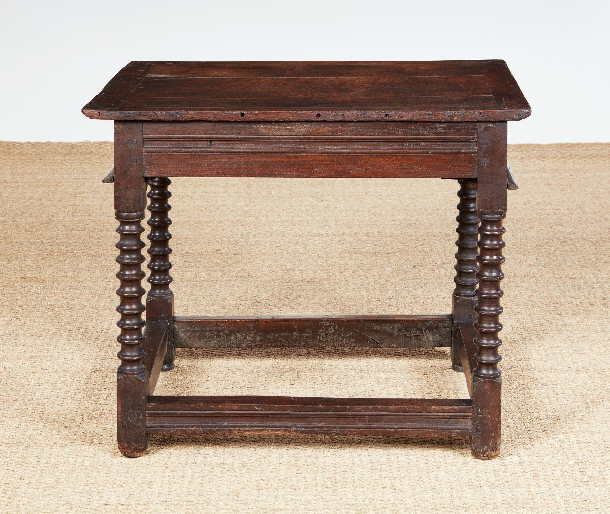 Table d'appoint en Oak d'époque Charles I+I en vente 9