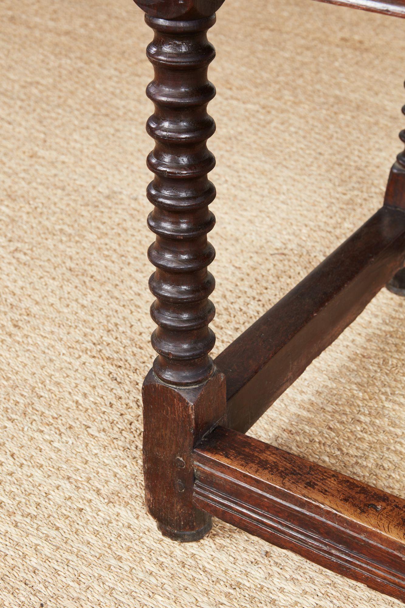 Anglais Table d'appoint en Oak d'époque Charles I+I en vente
