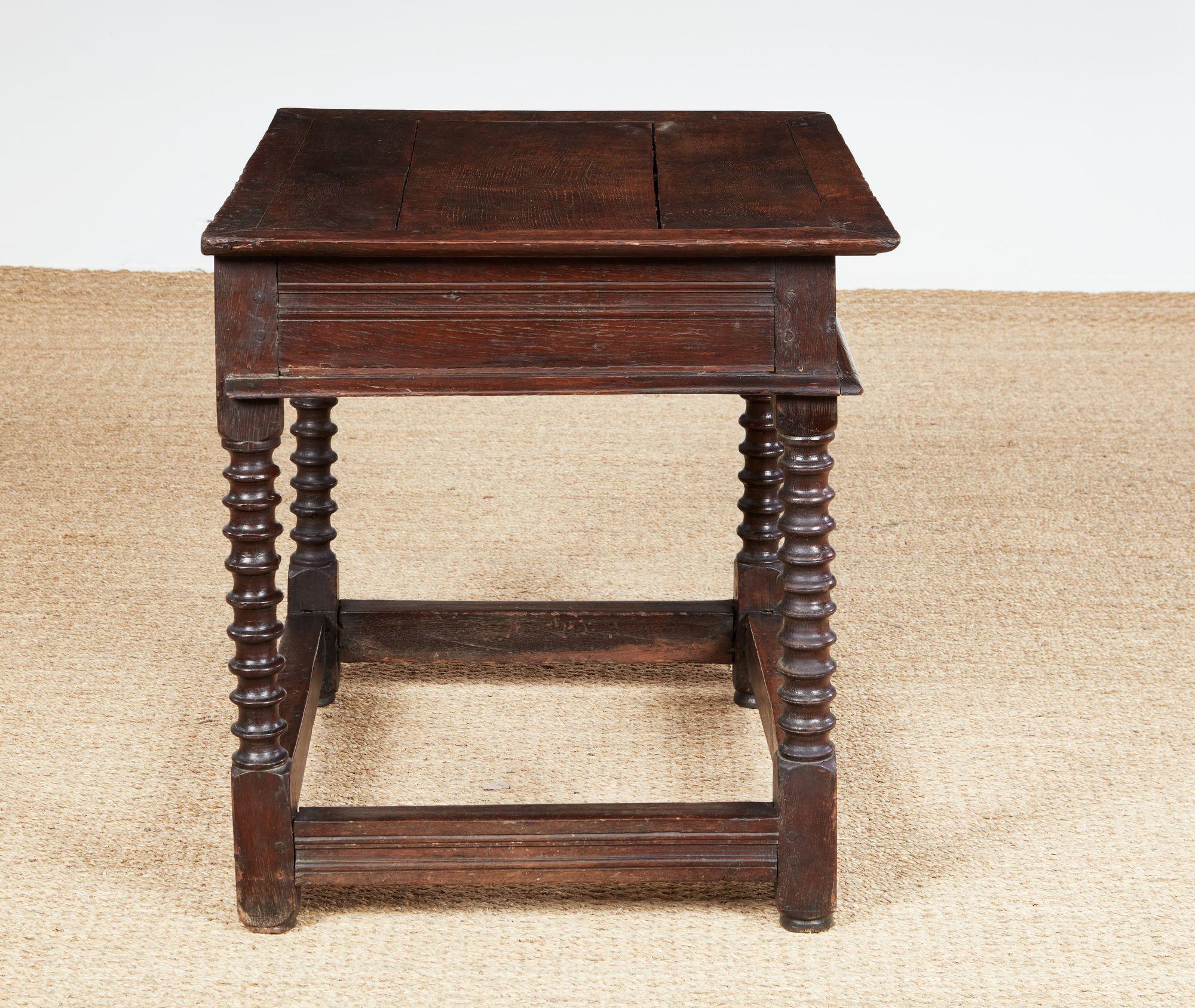Table d'appoint en Oak d'époque Charles I+I en vente 3
