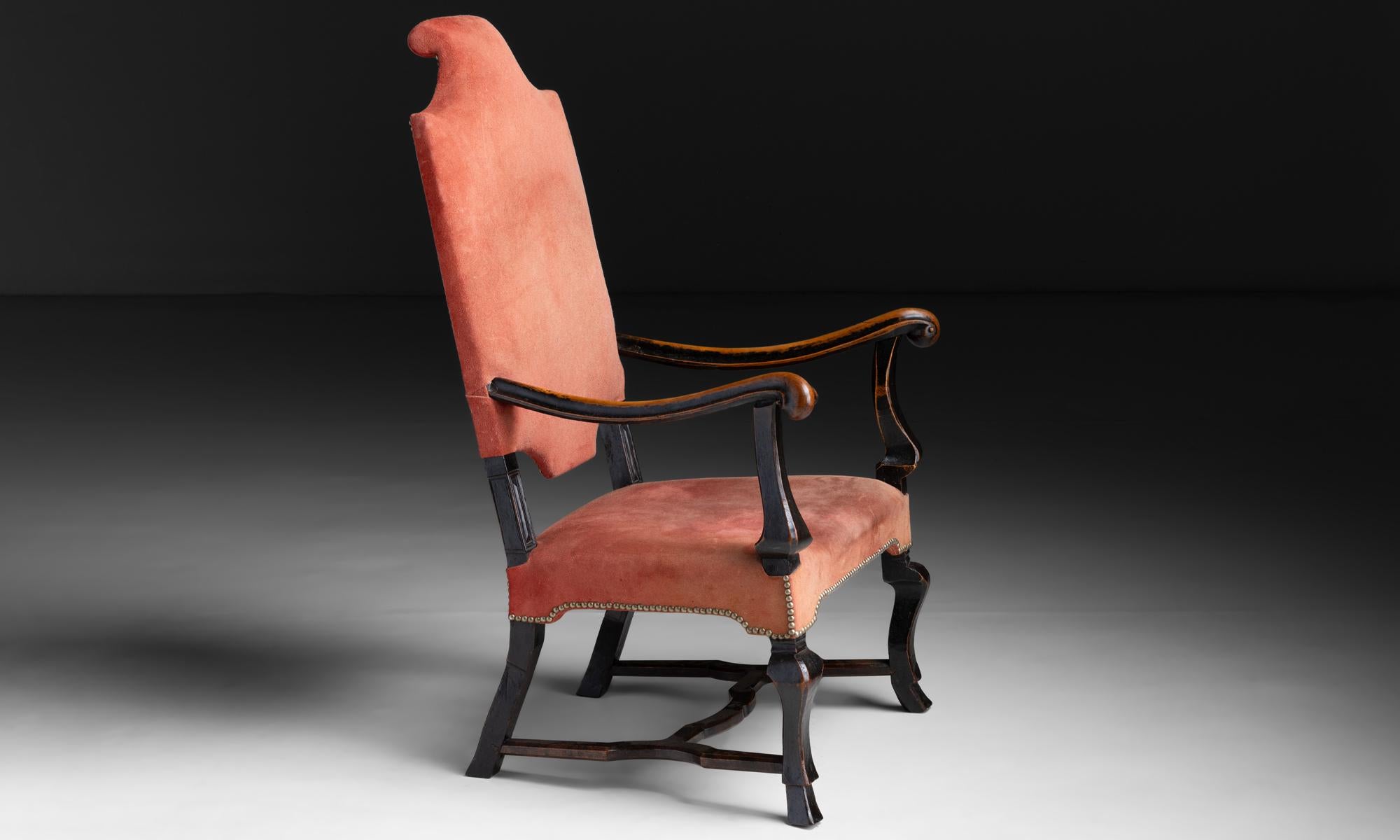 Charles III Sessel

England 18. Jahrhundert

Sessel mit abgenutztem rosa Samtbezug auf ebonisiertem Gestell.

Maße: 26